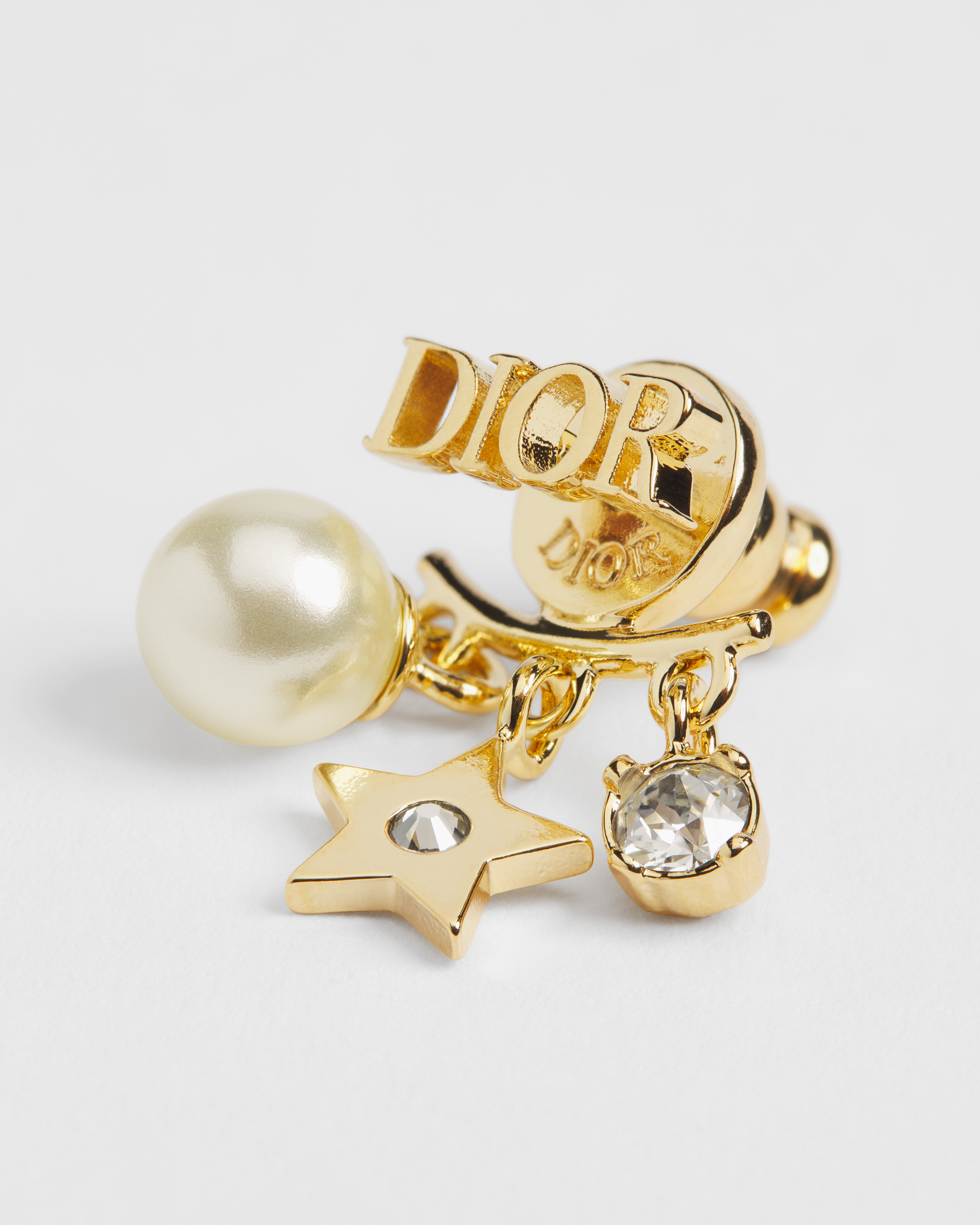 ต่างหู Dio(r)evolution โลหะเคลือบทอง ไข่มุกเรซินสีขาว และคริสตัลแวววาว E10