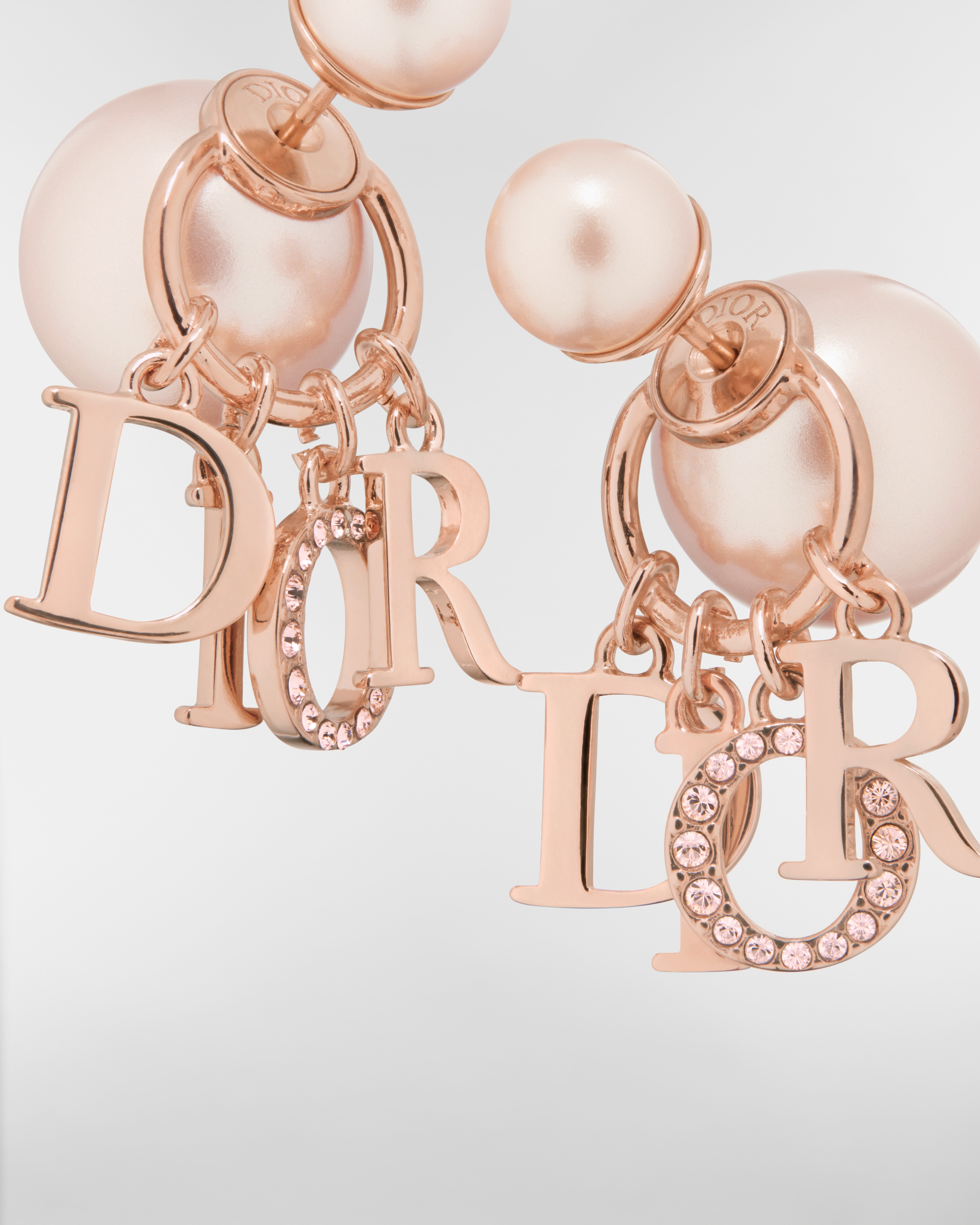 Boucles d'oreilles Dior Tribales Métal finition rosée, perles en résine et cristaux roses E09