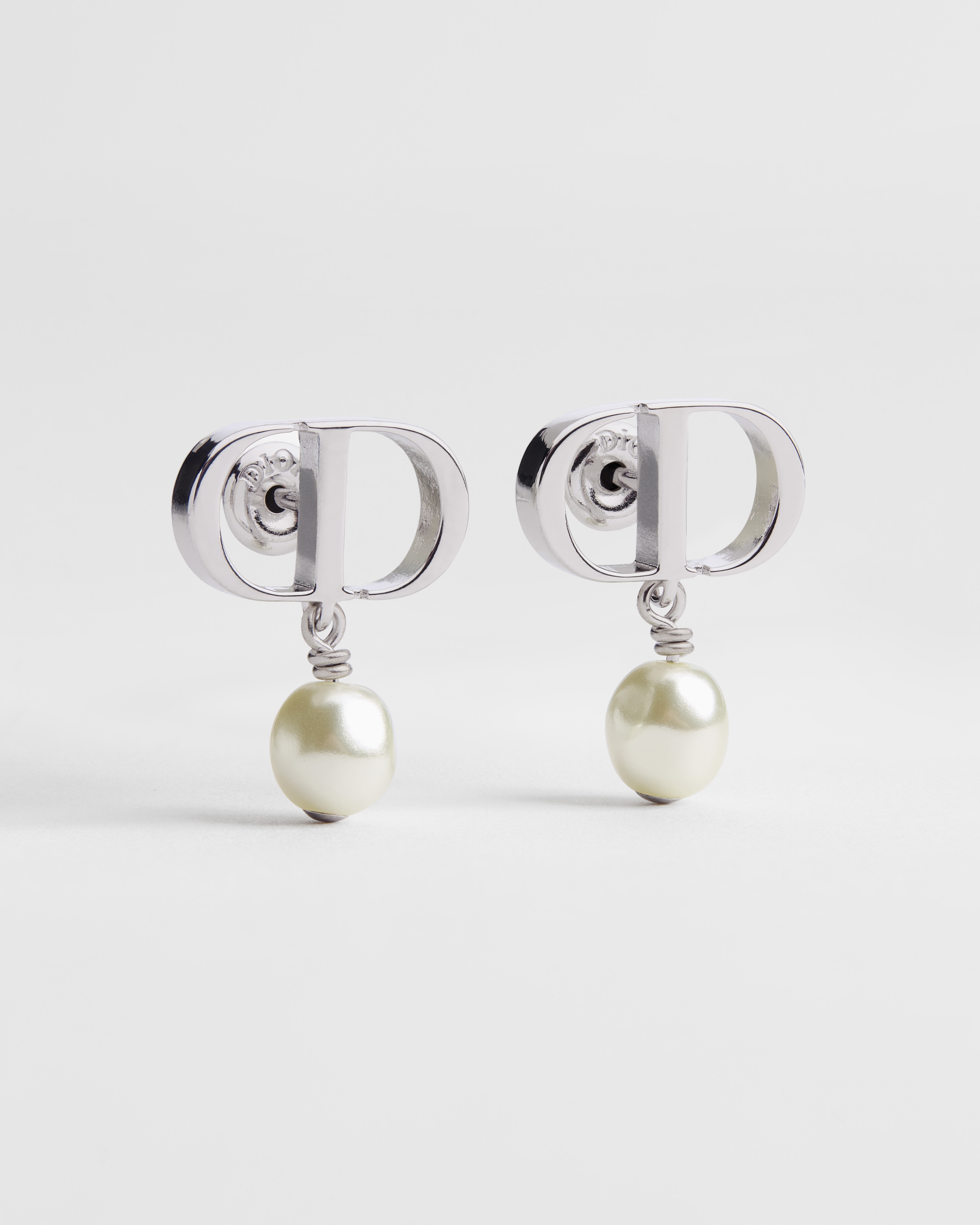 Petit CD 귀걸이 실버 피니시 메탈 & 화이트 레진 진주 E01