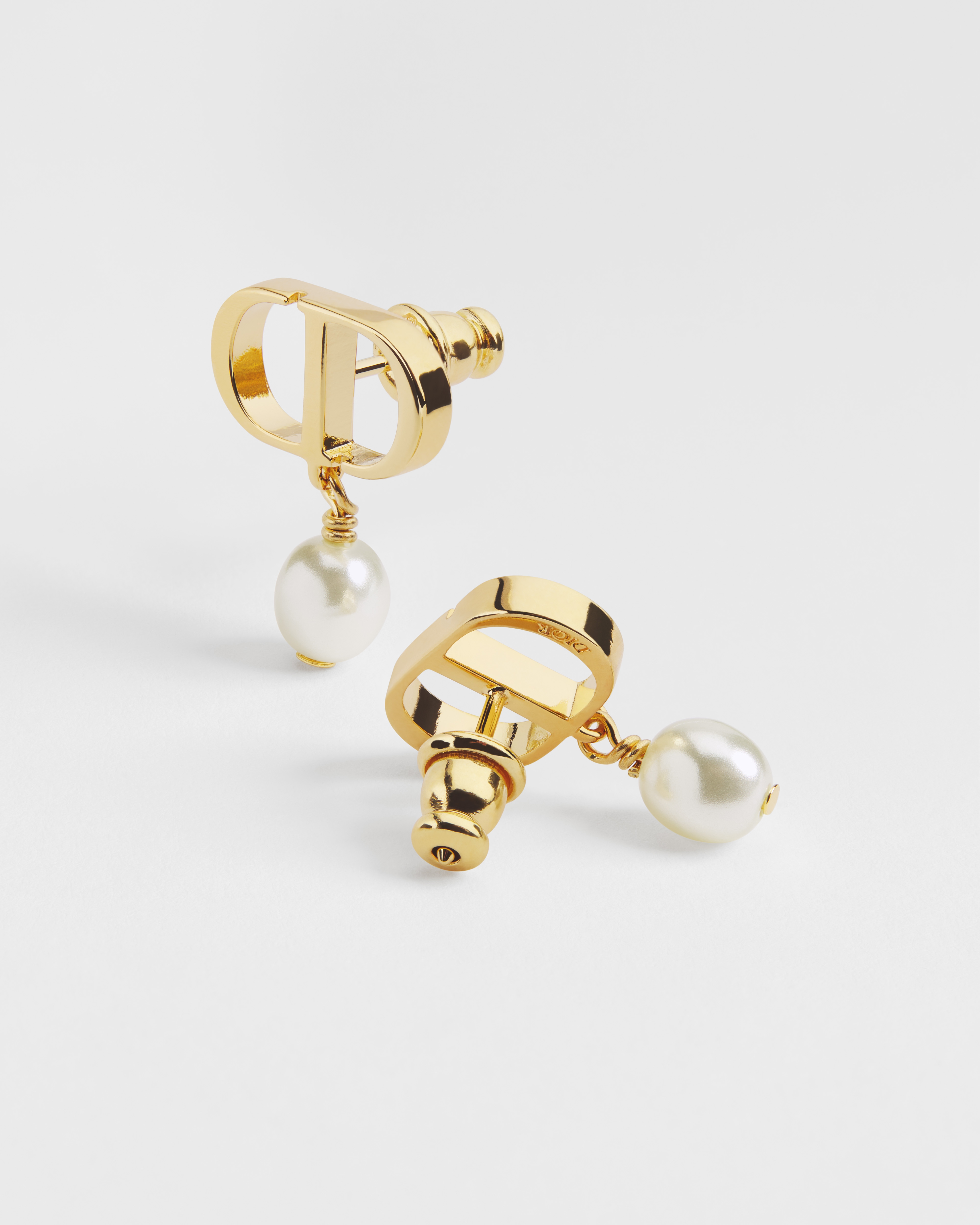 Petit CD Earrings Gold-Finish Metal and White Resin Pearls E06
