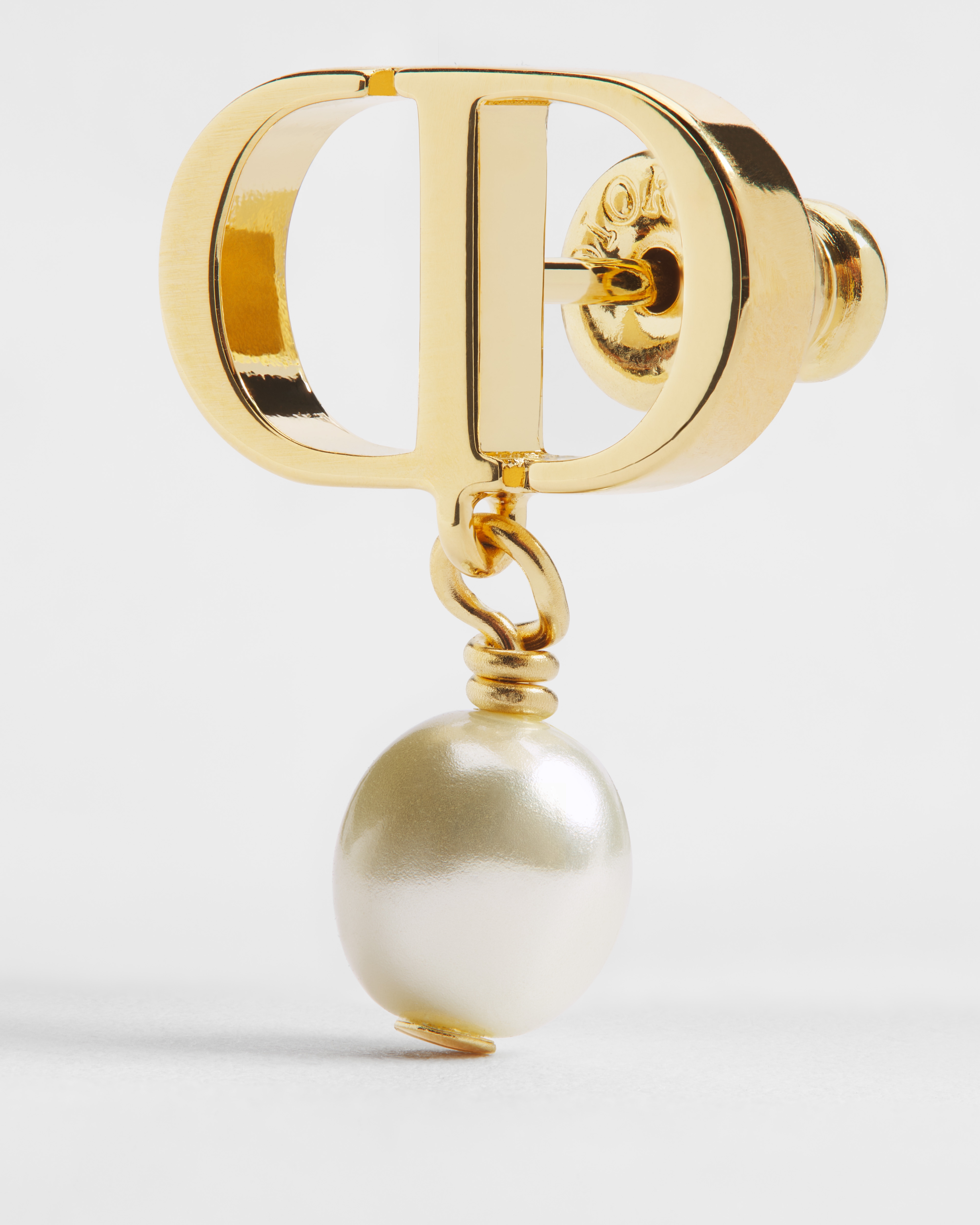 Petit CD Earrings Gold-Finish Metal and White Resin Pearls E09