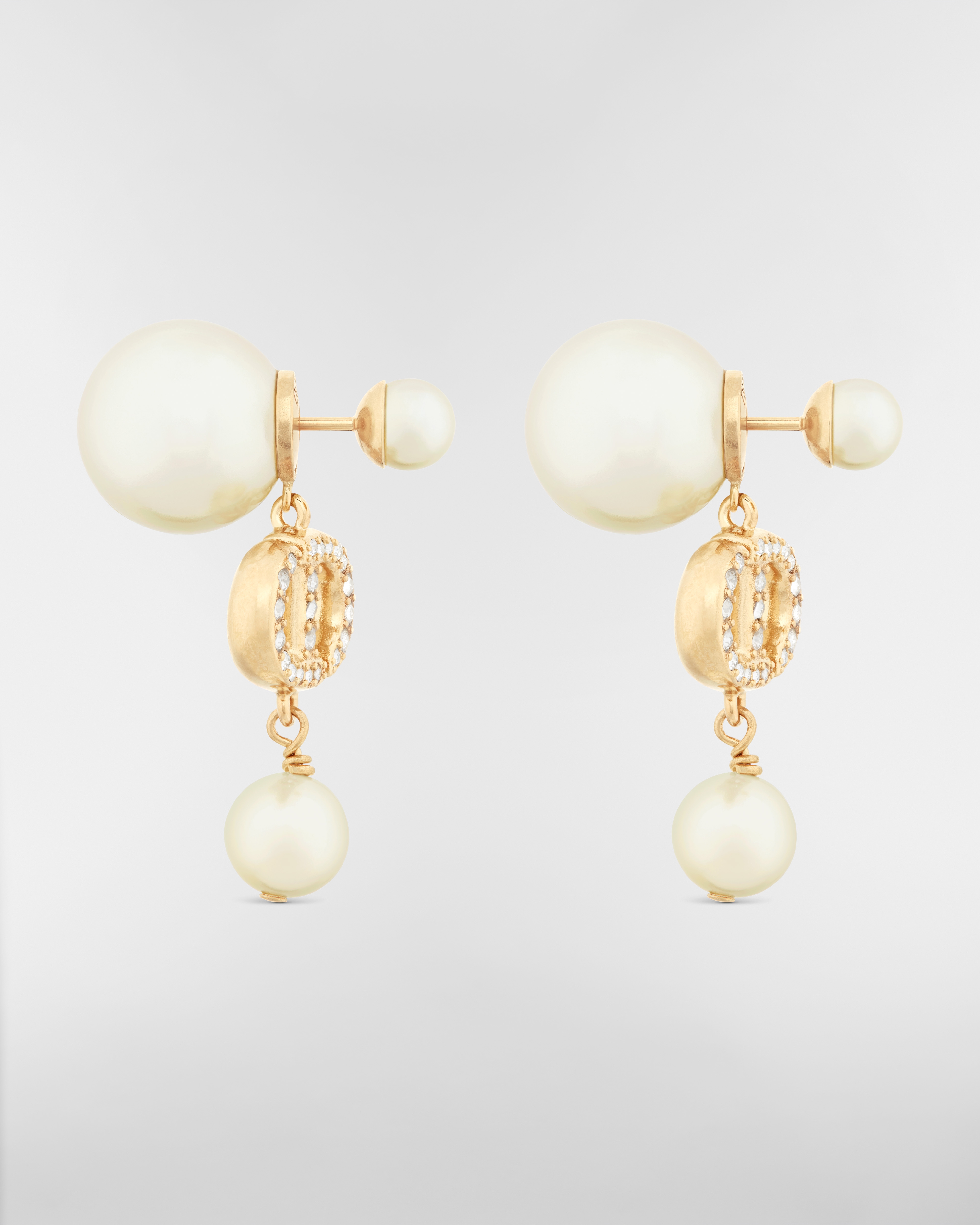 Boucles d'oreilles Dior Tribales Métal finition dorée, perles en résine blanche et cristaux blancs E02