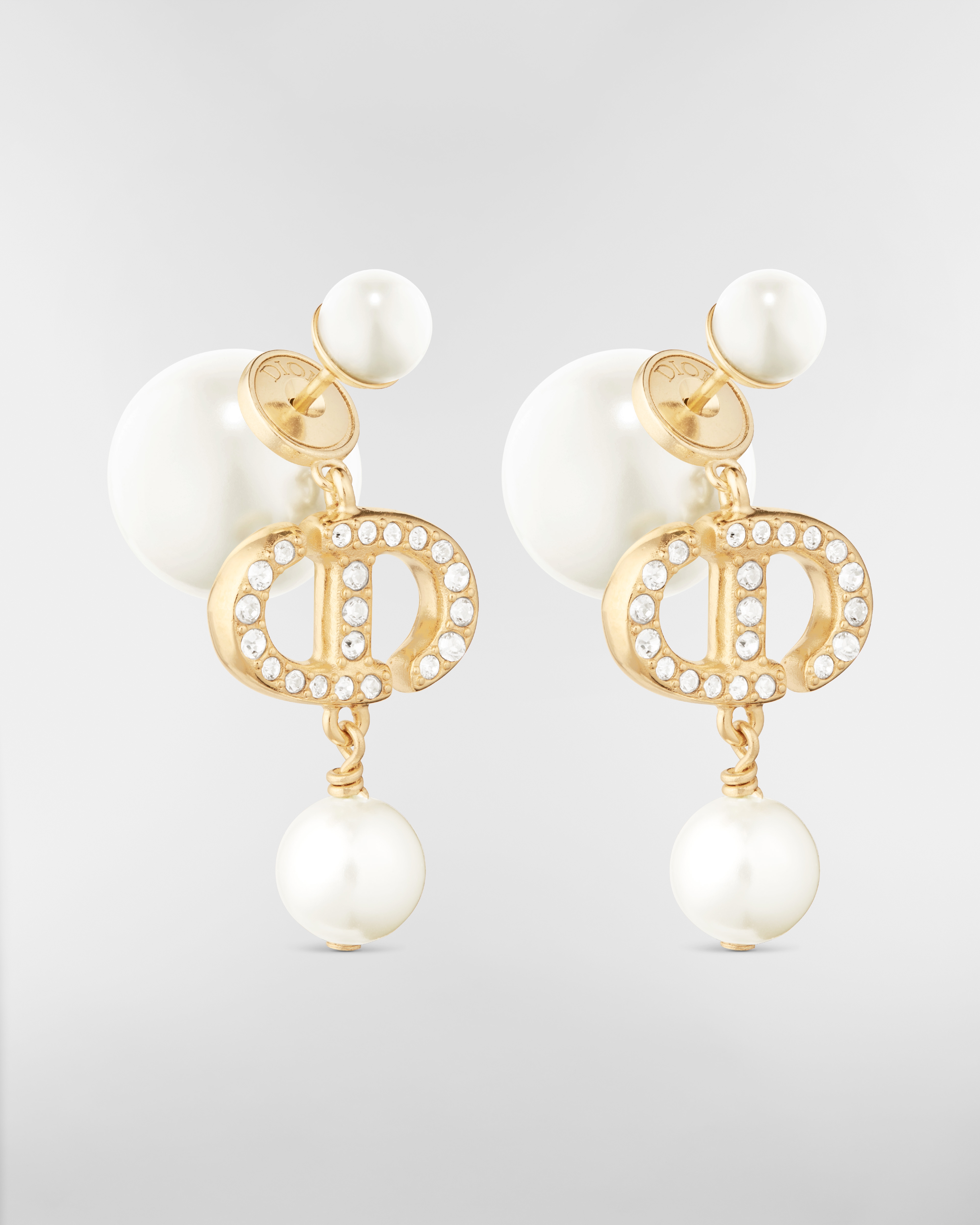 Boucles d'oreilles Dior Tribales Métal finition dorée, perles en résine blanche et cristaux blancs E03