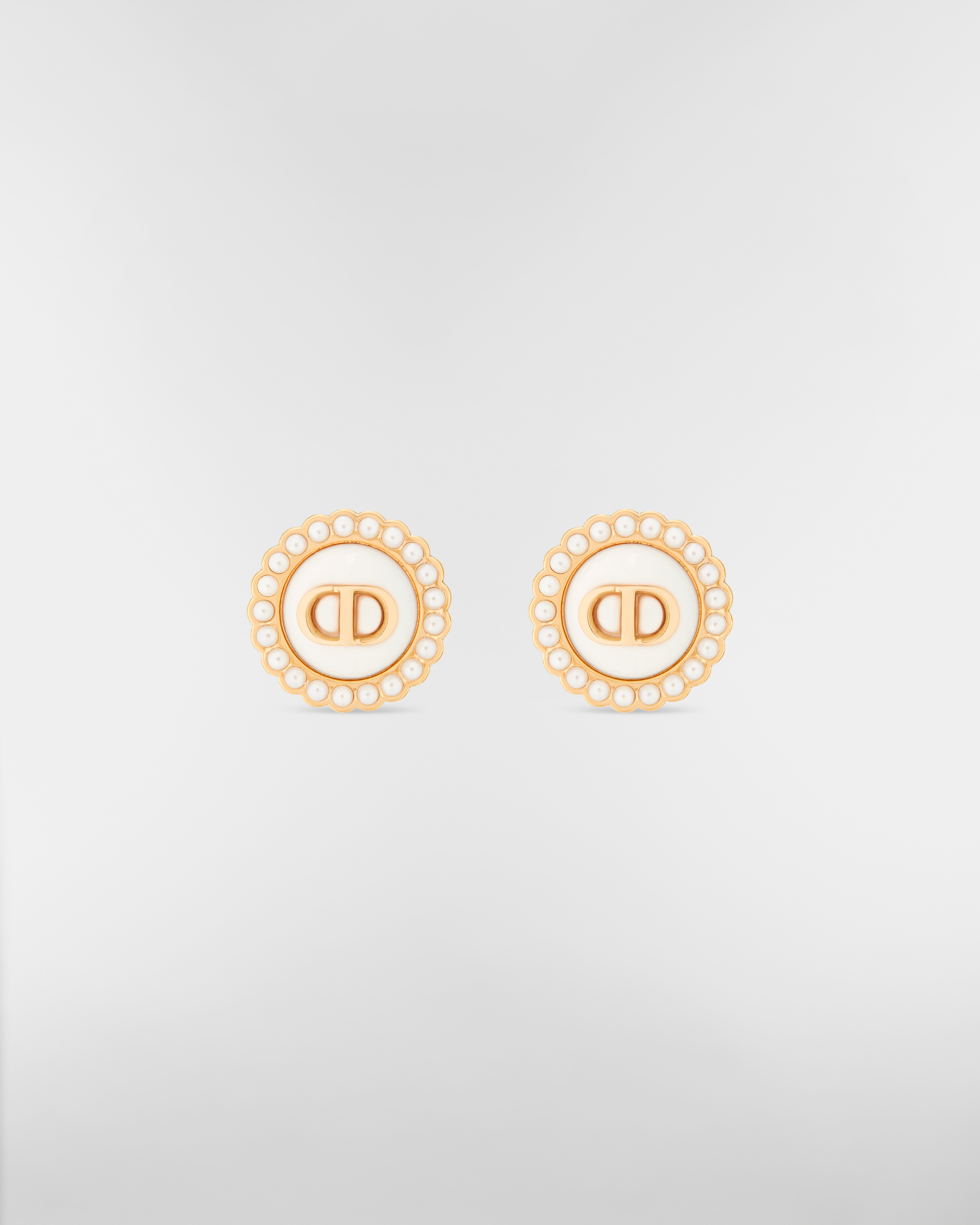 Orecchini a perno Petit CD Baroque Metallo con finitura color oro, perle in resina bianca e vetro color latte E01