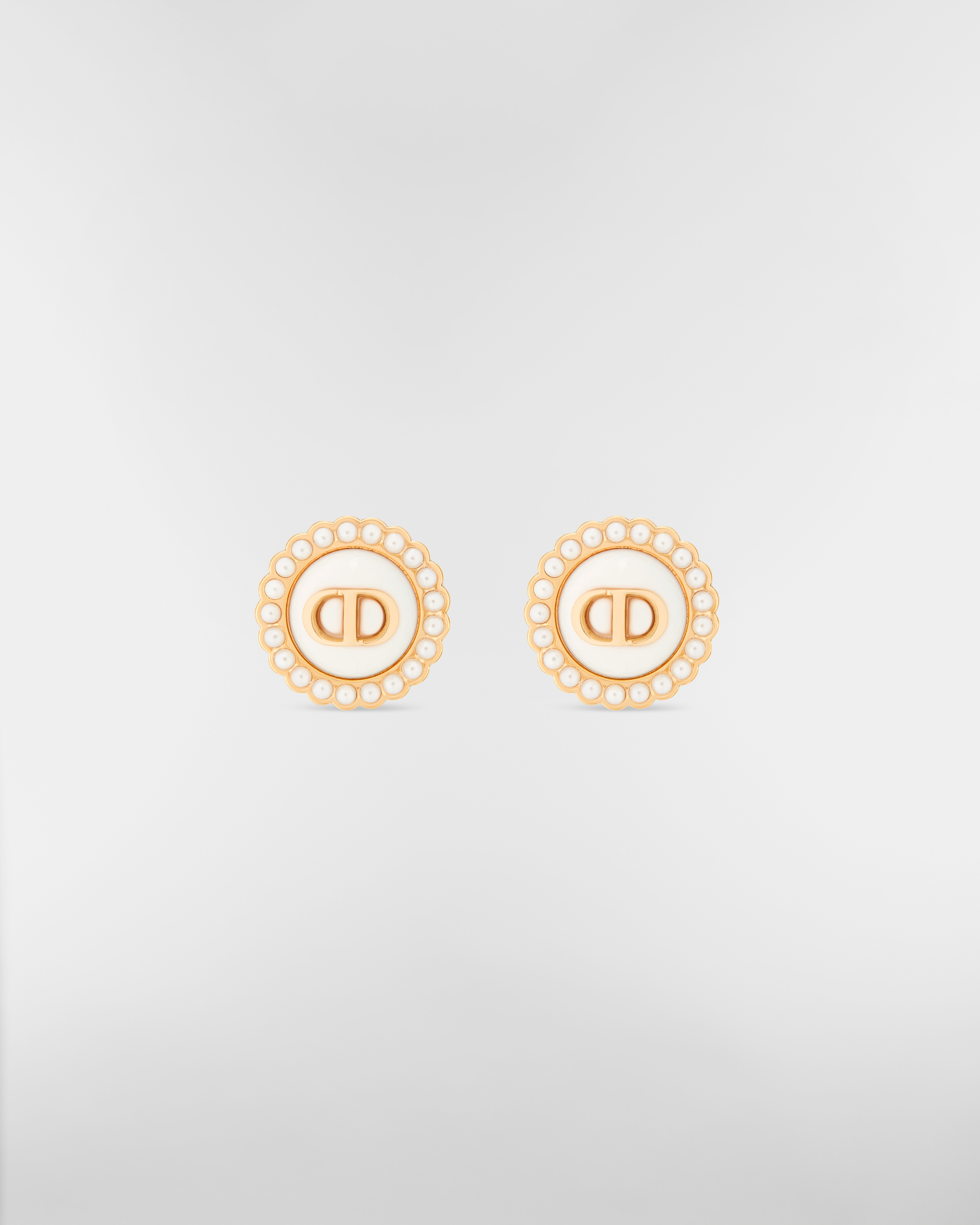 Petit CD Baroque 스터드 귀걸이 골드 피니시 메탈 & 화이트 레진 진주, 라떼 글라스 E01