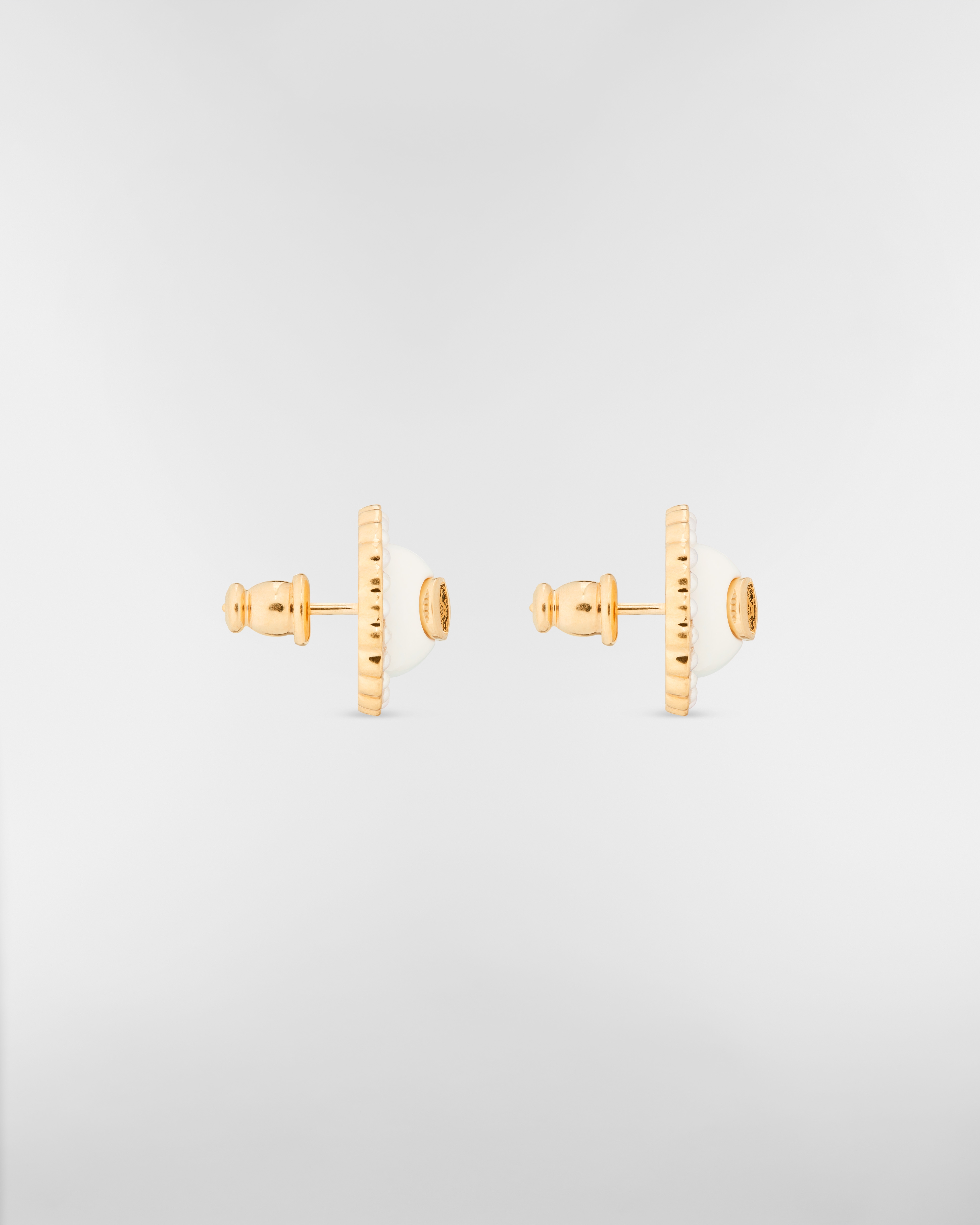 Orecchini a perno Petit CD Baroque Metallo con finitura color oro, perle in resina bianca e vetro color latte E02