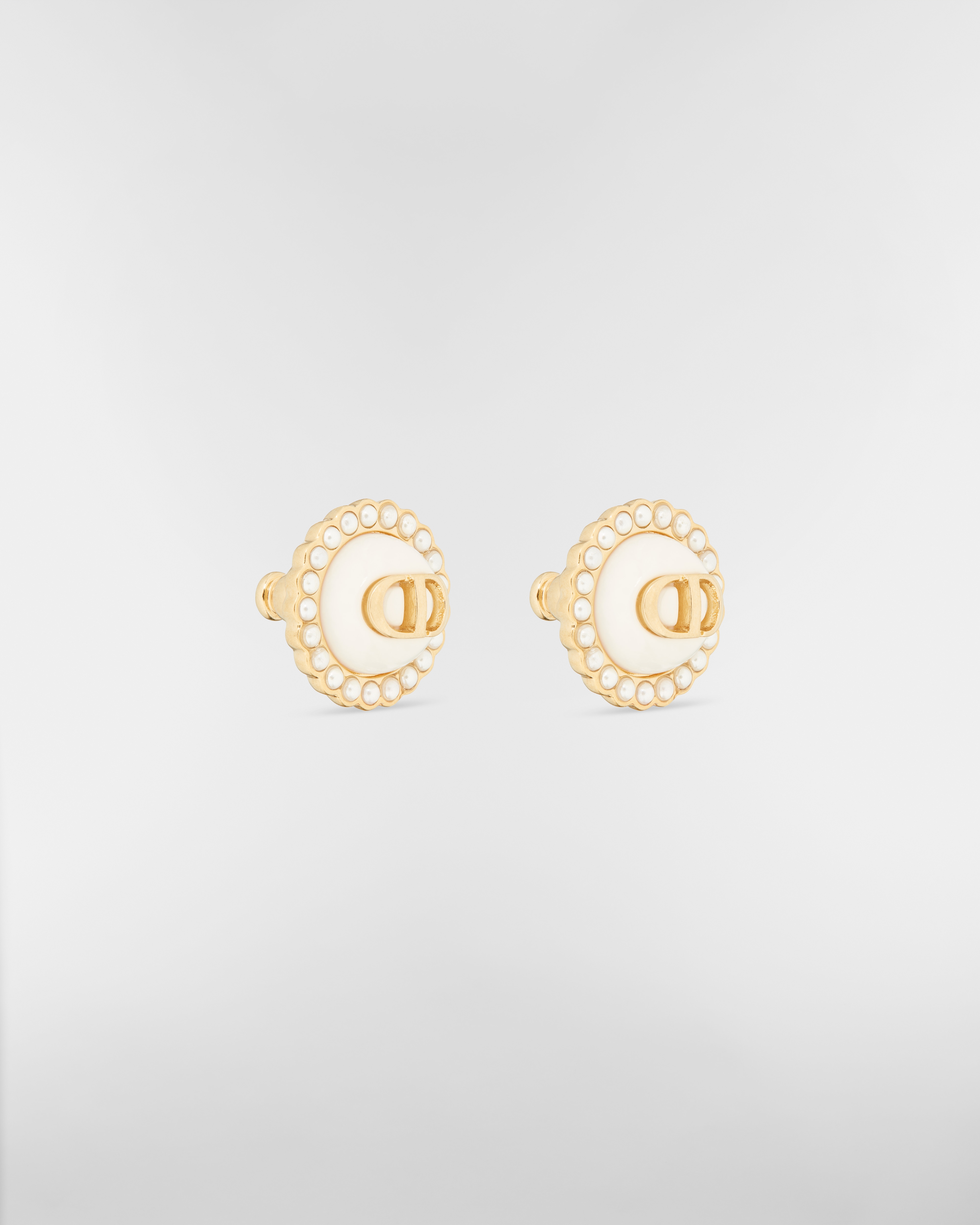 Orecchini a perno Petit CD Baroque Metallo con finitura color oro, perle in resina bianca e vetro color latte E03