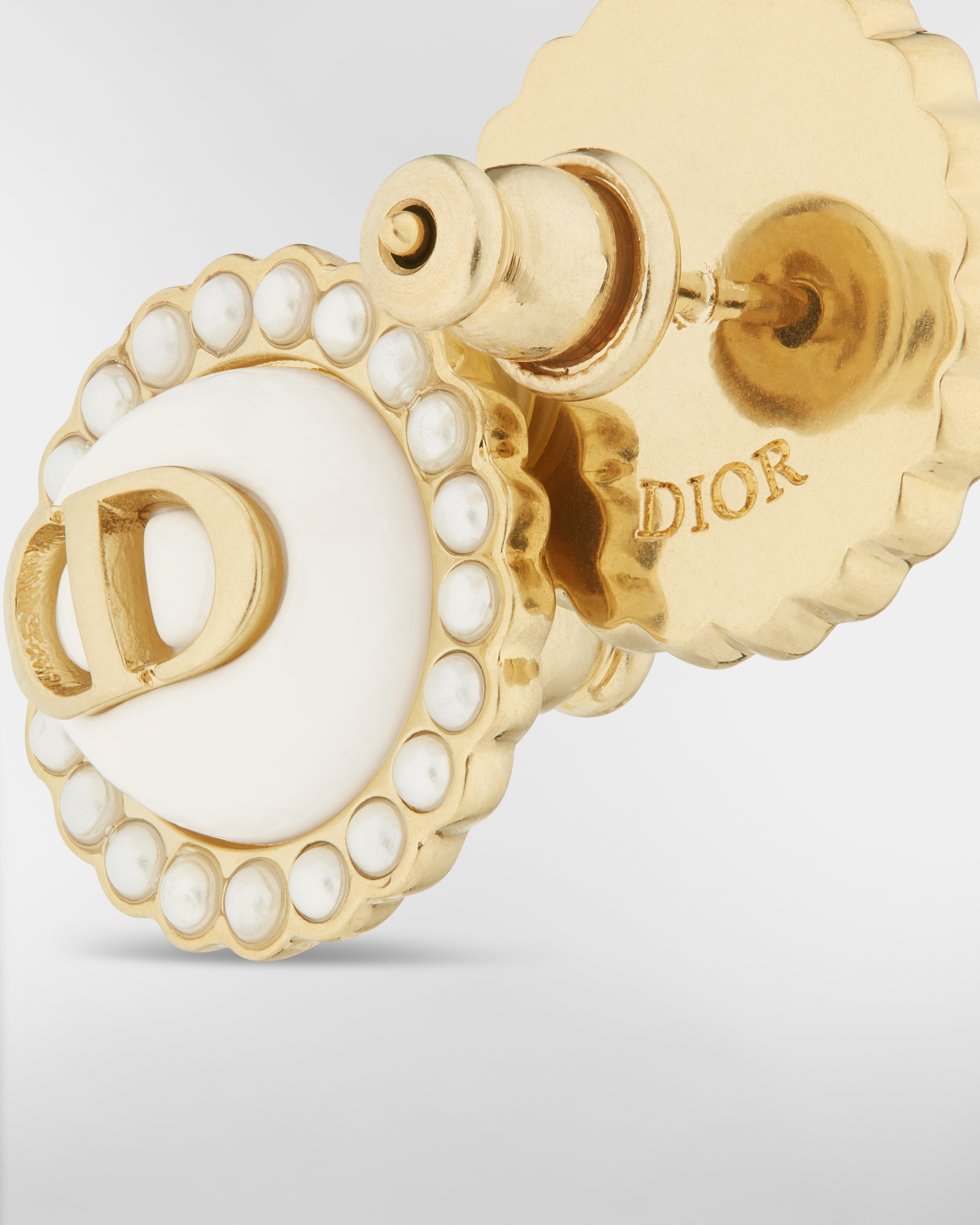 Puces d'oreilles Petit CD Baroque Métal finition dorée, perles en résine blanche et verre couleur latte E09