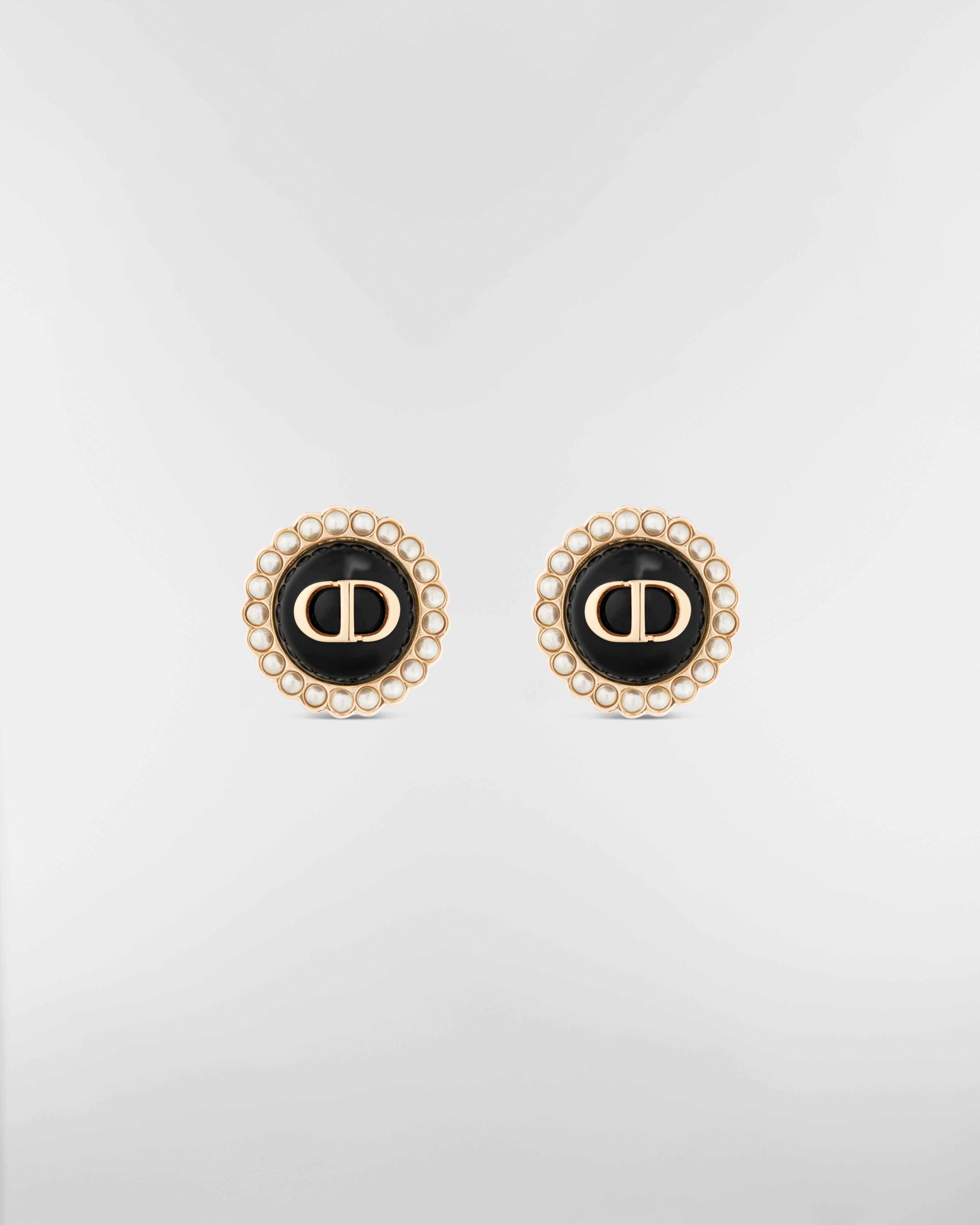 Orecchini a perno Petit CD Baroque Metallo con finitura color oro, perle in resina bianca e vetro nero E01