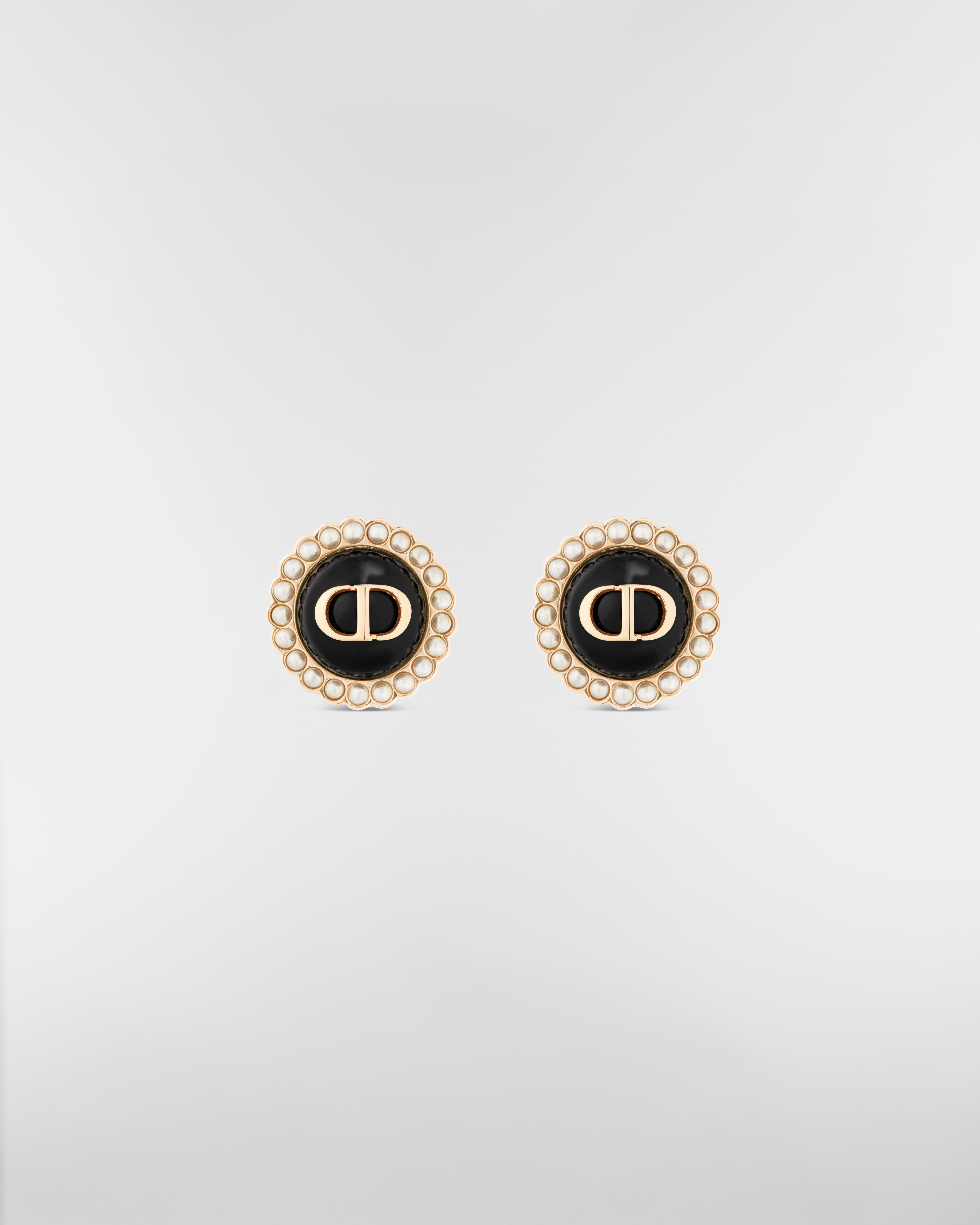 Petit CD Baroque 스터드 귀걸이 골드 피니시 메탈 & 화이트 레진 진주, 블랙 글라스 E01