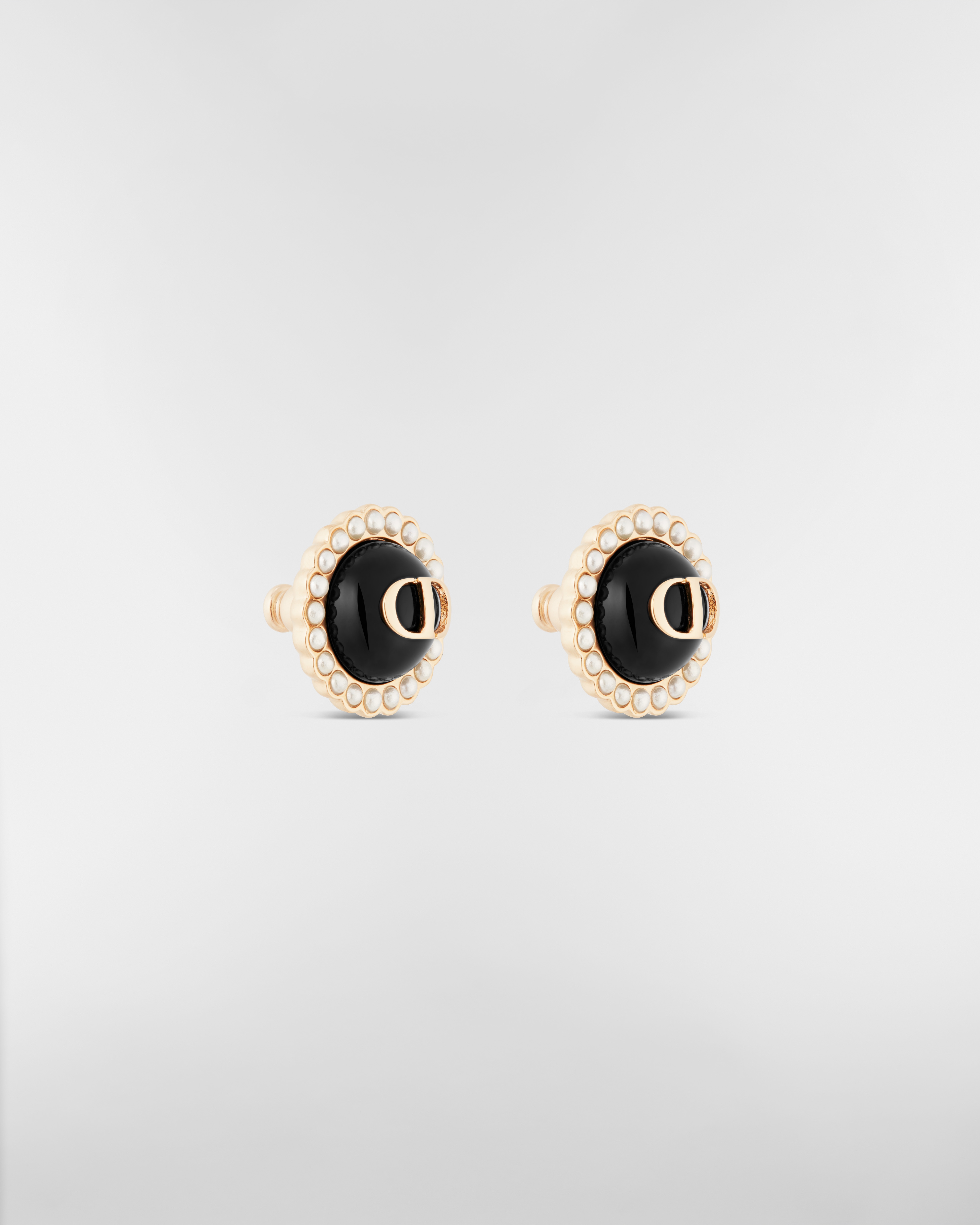 Orecchini a perno Petit CD Baroque Metallo con finitura color oro, perle in resina bianca e vetro nero E03