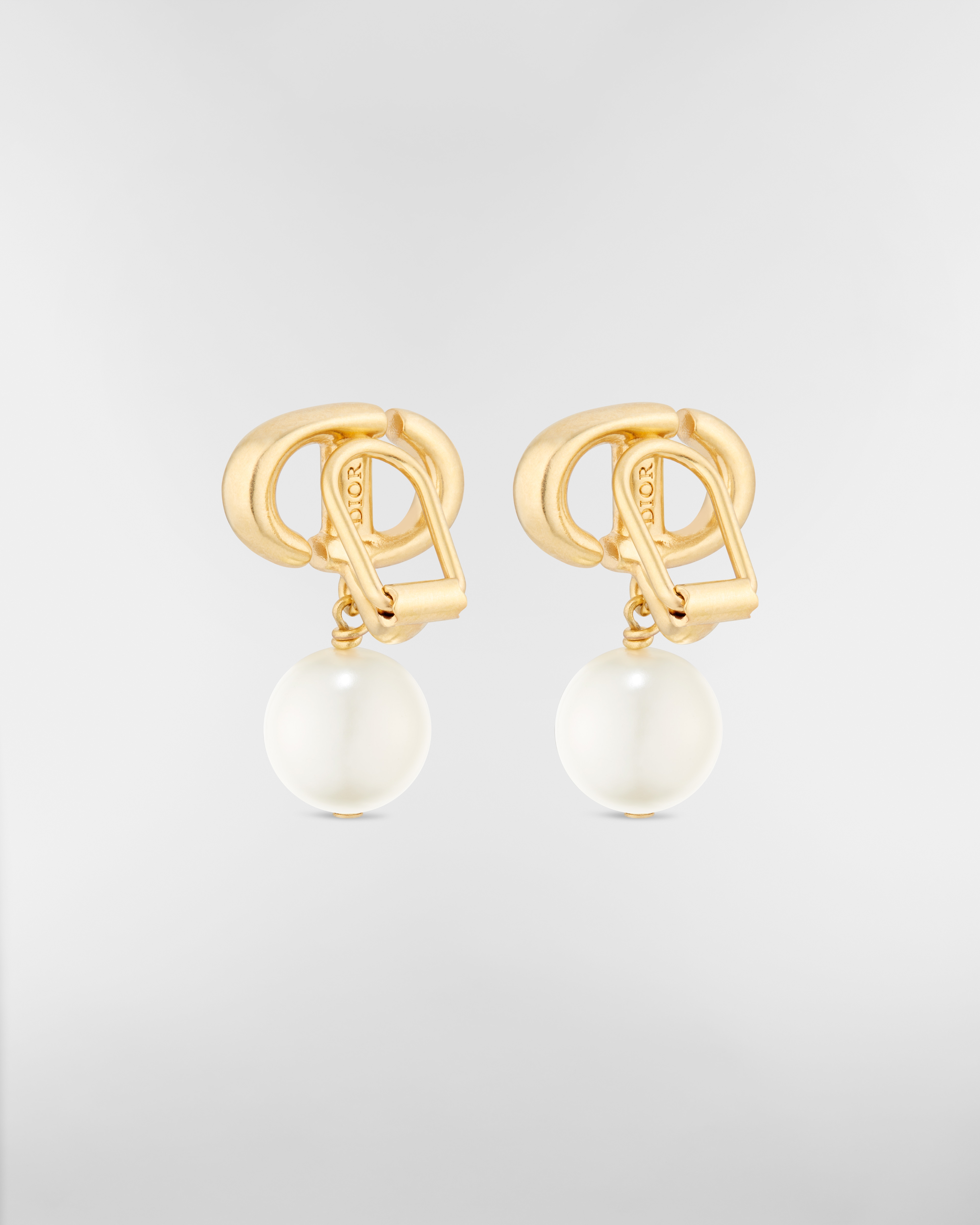 Pendientes de clip CD Navy Metal dorado y abalorios de resina blancos E05