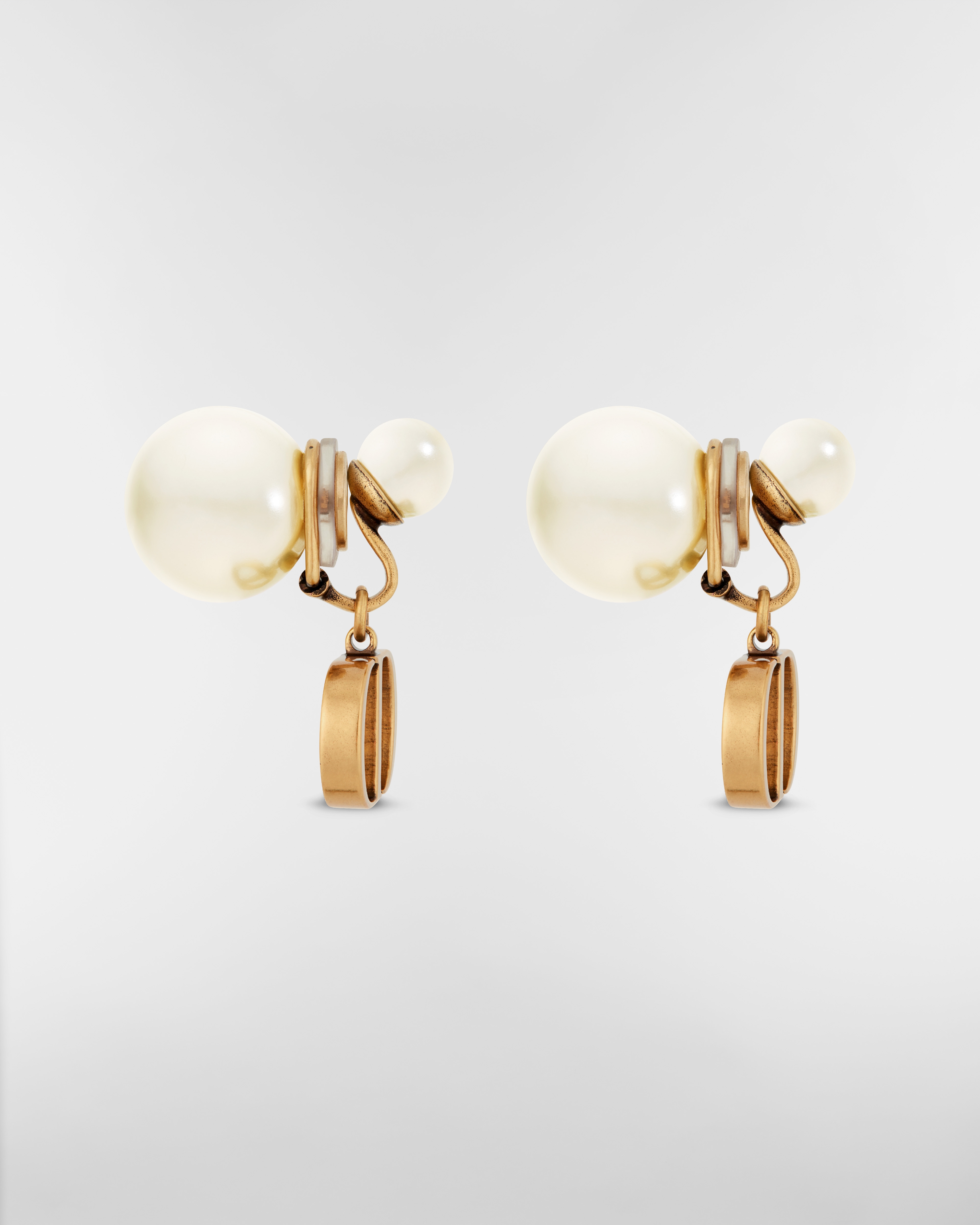 Boucles d'oreilles clip Dior Tribales Métal vieilli finition dorée et perles en résine blanche E02
