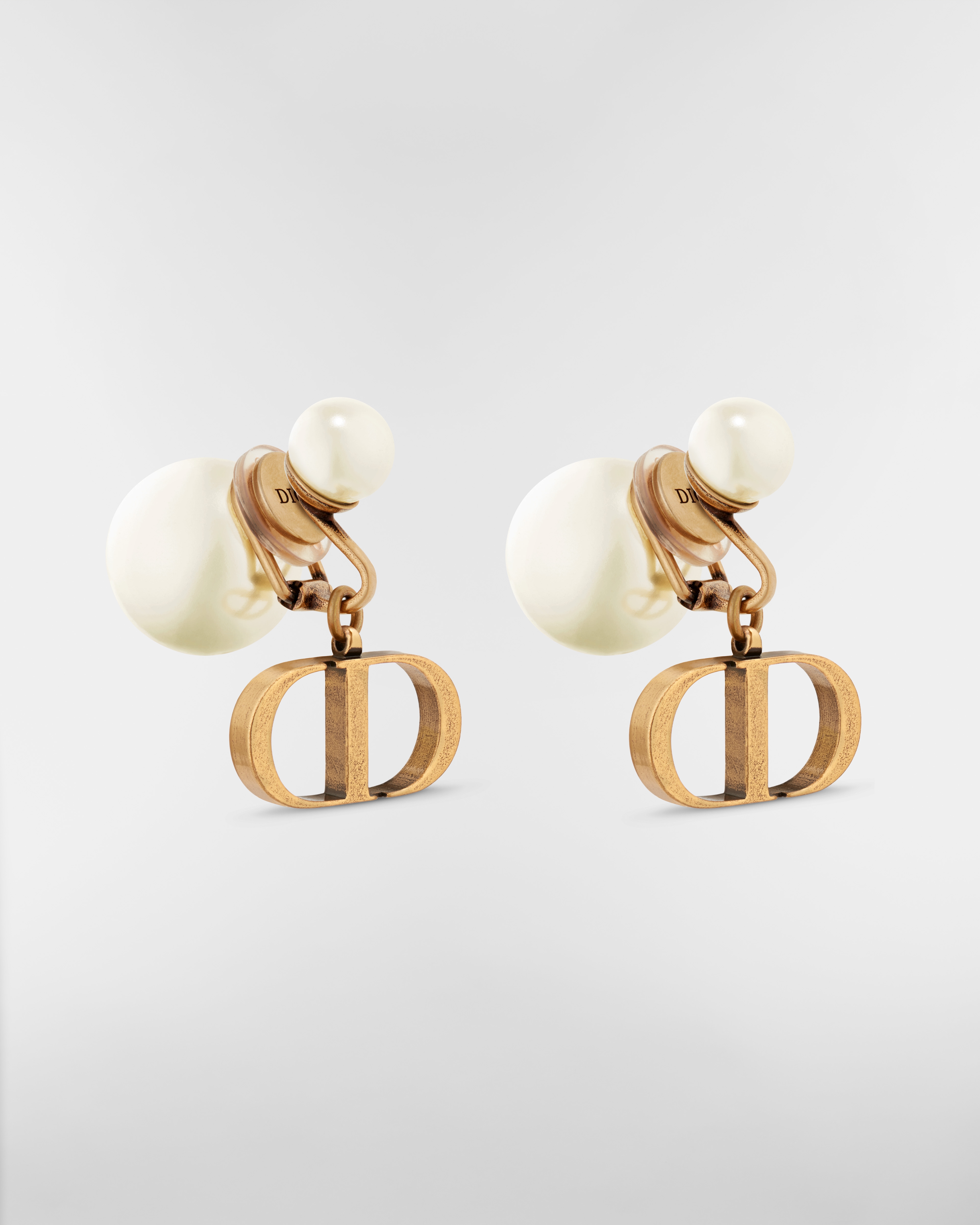 Pendientes de clip Dior Tribales Metal envejecido dorado y abalorios de resina blancos E03