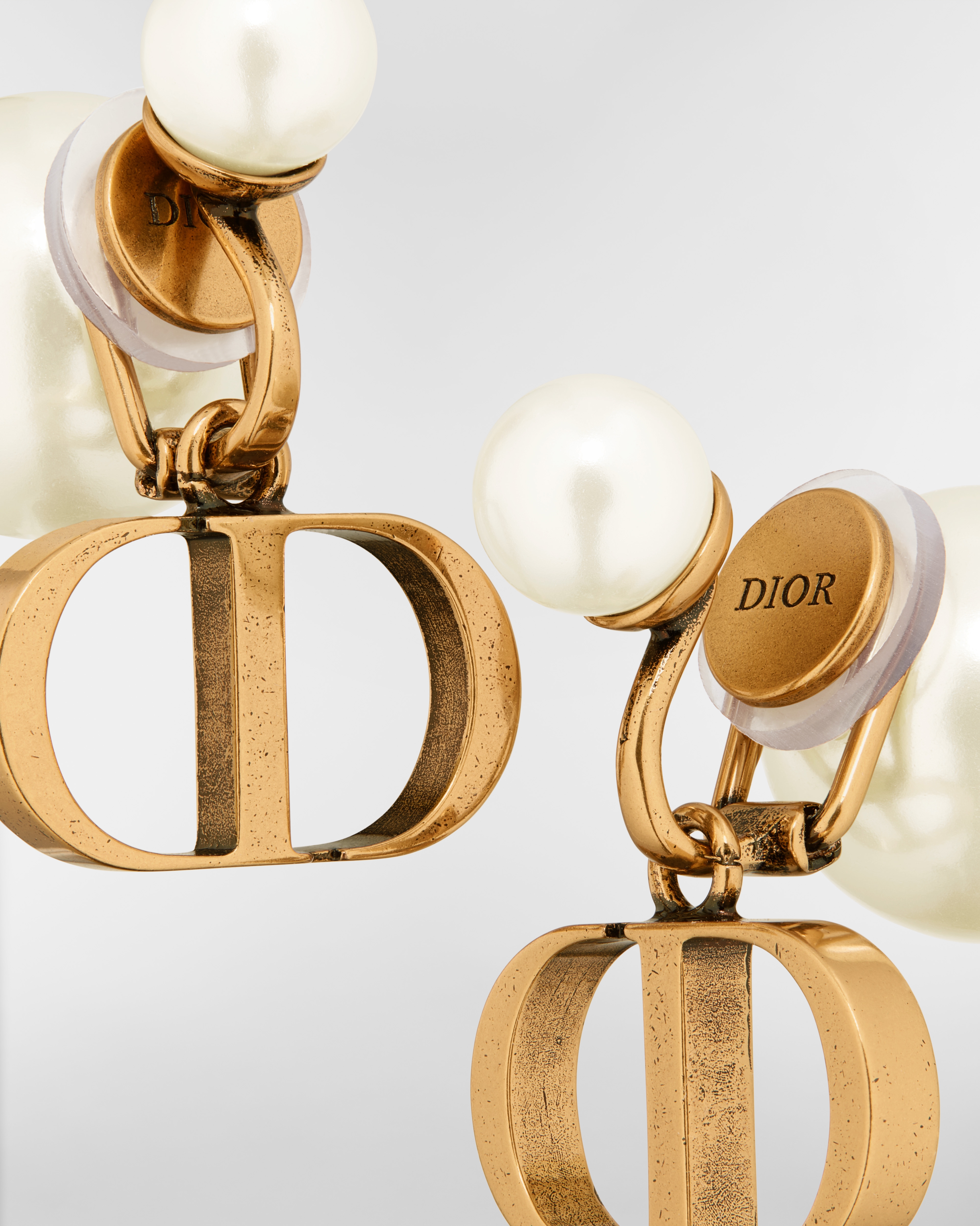 Boucles d'oreilles clip Dior Tribales Métal vieilli finition dorée et perles en résine blanche E09