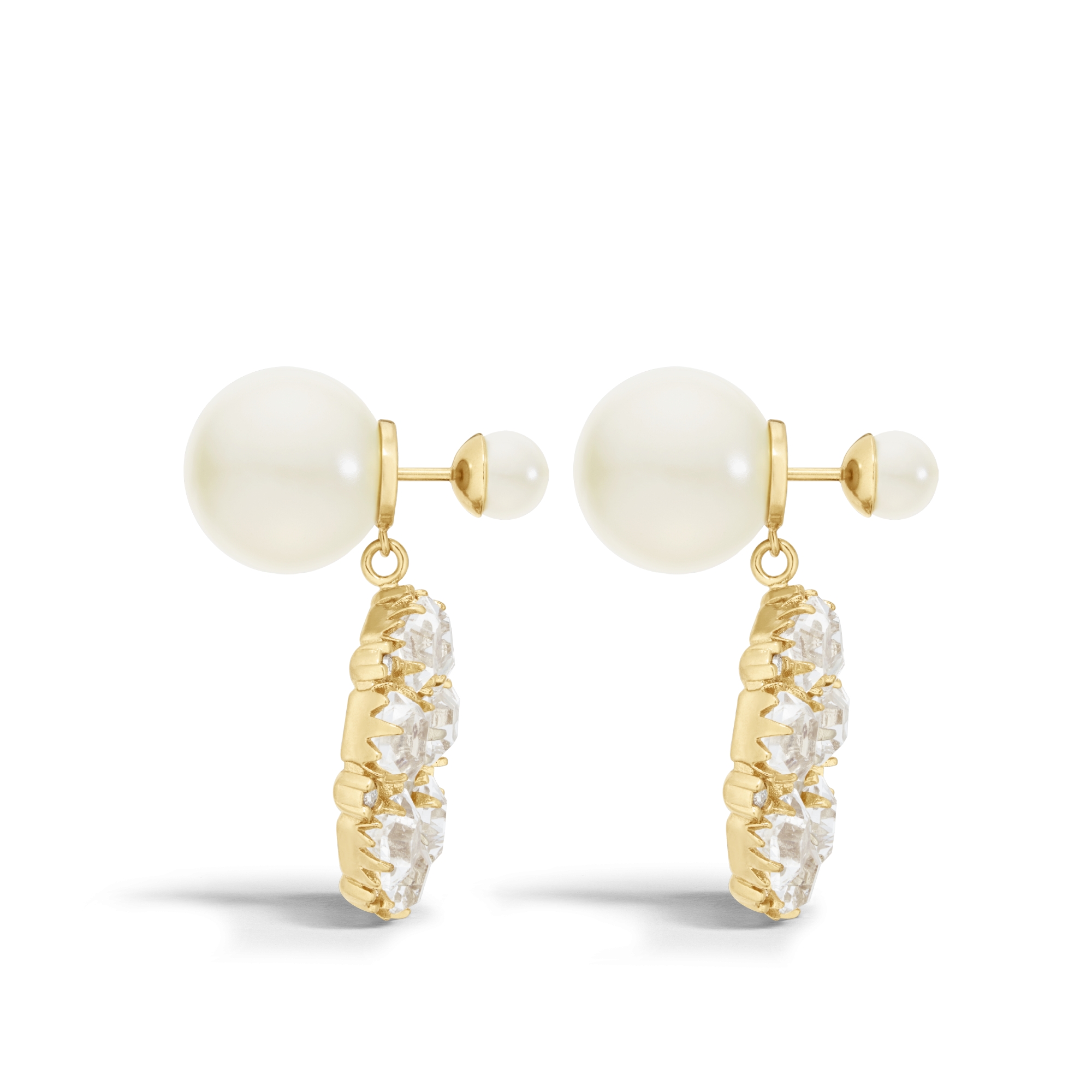 ต่างหู Dior Tribales โลหะเคลือบทองประดับไข่มุกเรซินสีขาวและคริสตัลโทนสีเงิน E02