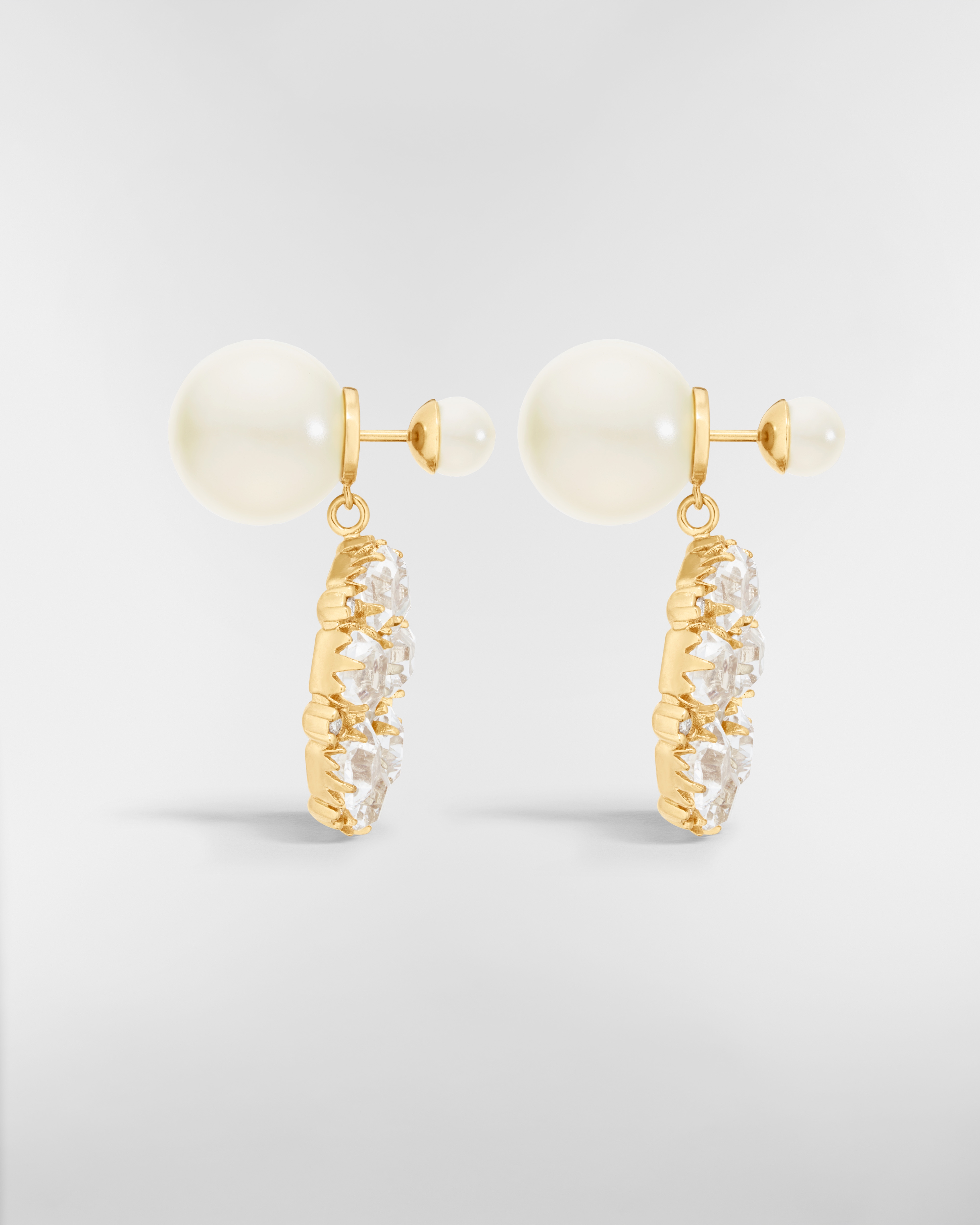 Orecchini Dior Tribales Metallo con finitura color oro, perle in resina bianca e cristalli color argento E02