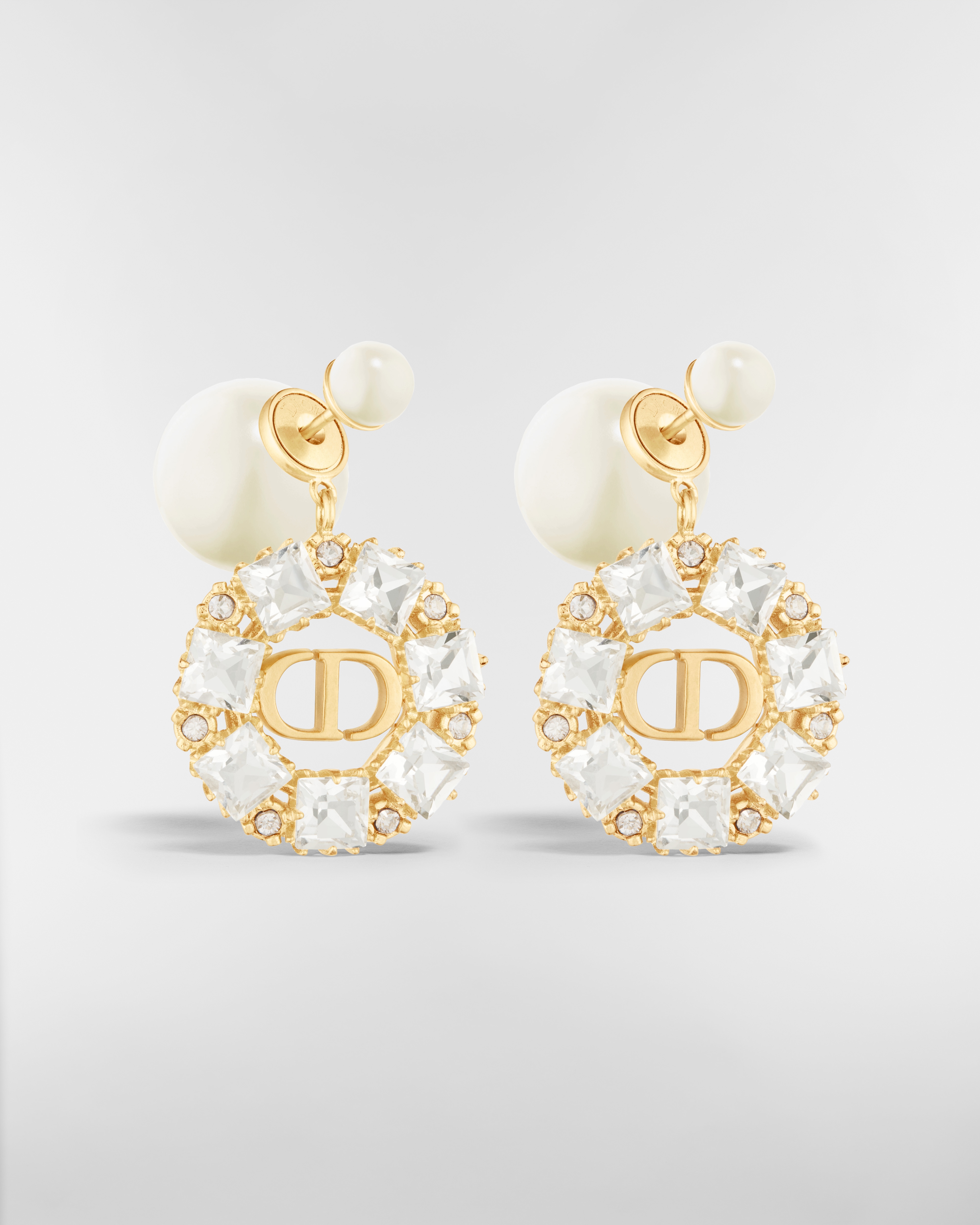 Orecchini Dior Tribales Metallo con finitura color oro, perle in resina bianca e cristalli color argento E03