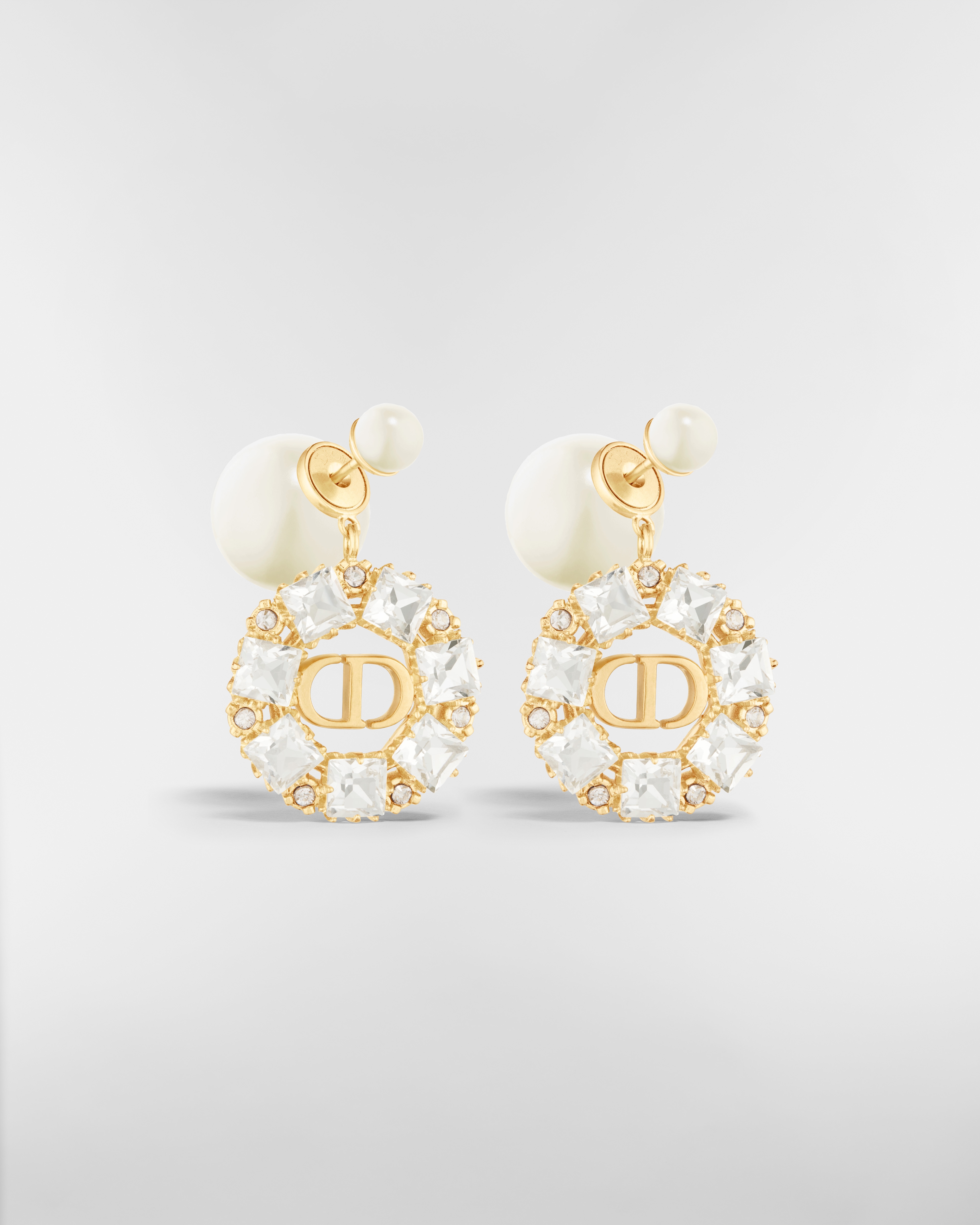 Boucles d'oreilles Dior Tribales Métal finition dorée, perles en résine blanche et cristaux argentés E03
