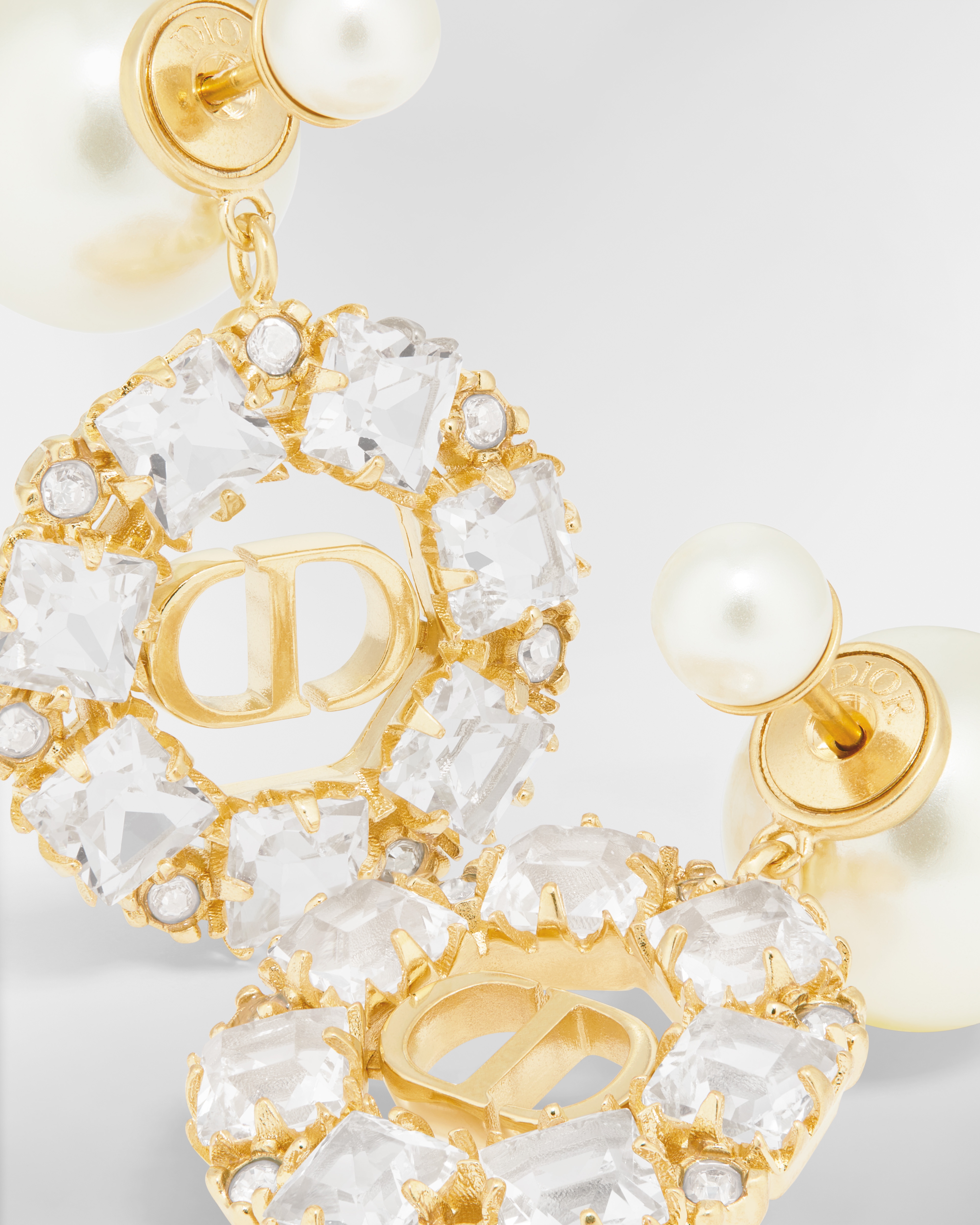 Dior Tribales-oorbellen Metaal met goudkleurige afwerking met witte harsparels en zilverkleurige kristallen E09