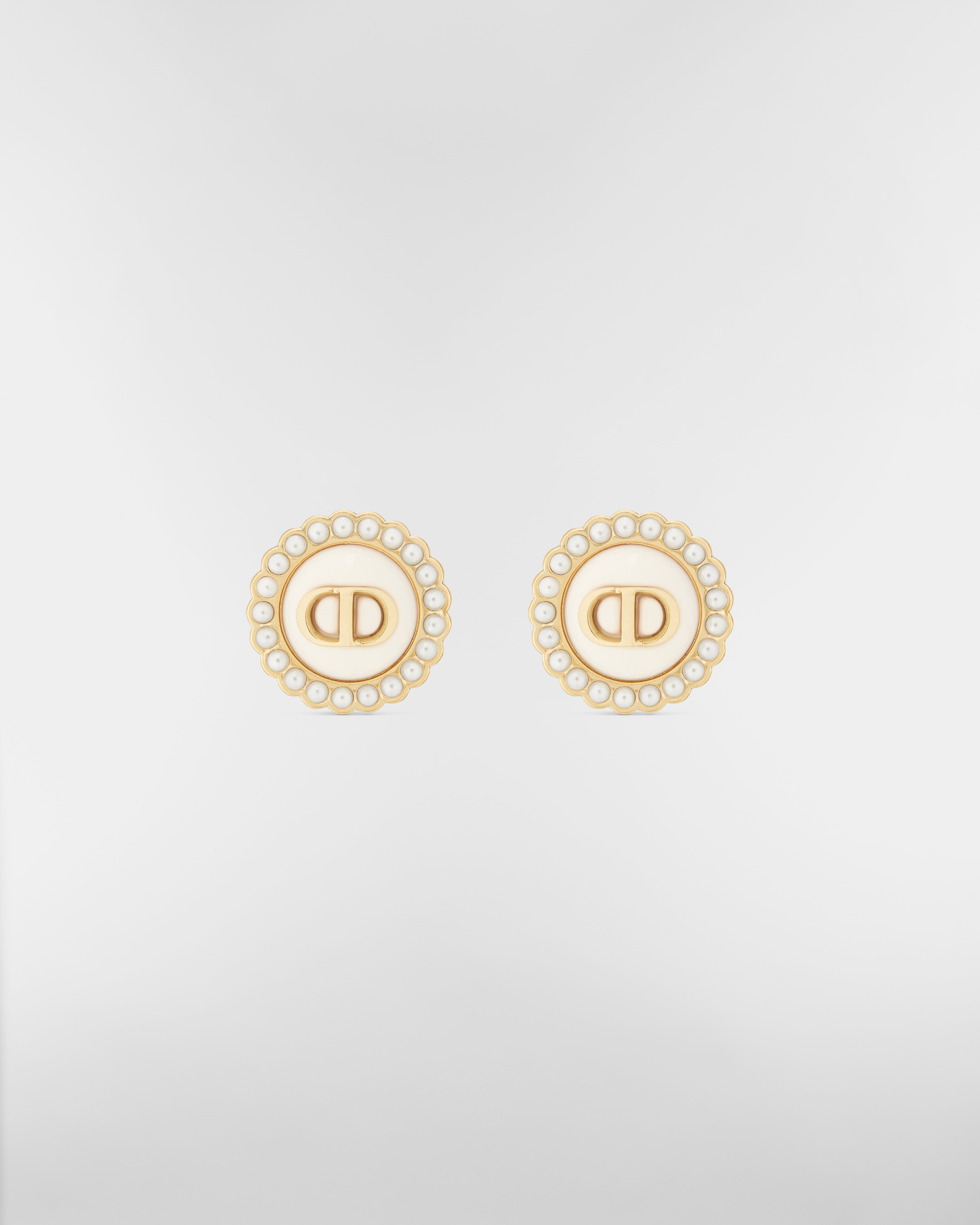 Brincos de pressão Petit CD Baroque Metal com acabamento dourado, pérolas de resina branca e vidro latte E01