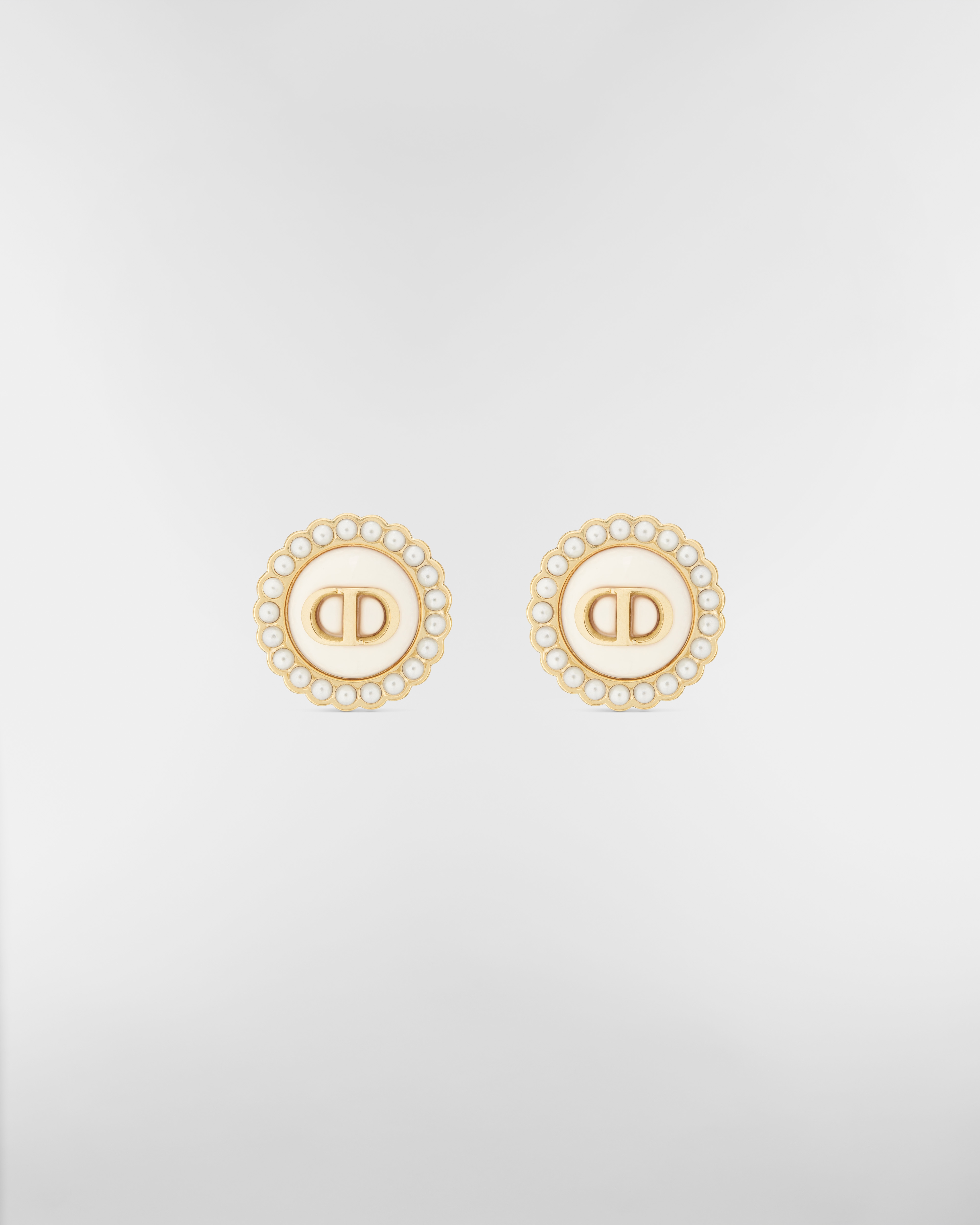 Petit CD Baroque 클립 스터드 귀걸이 골드 피니시 메탈 & 화이트 레진 진주, 라떼 글라스 E01