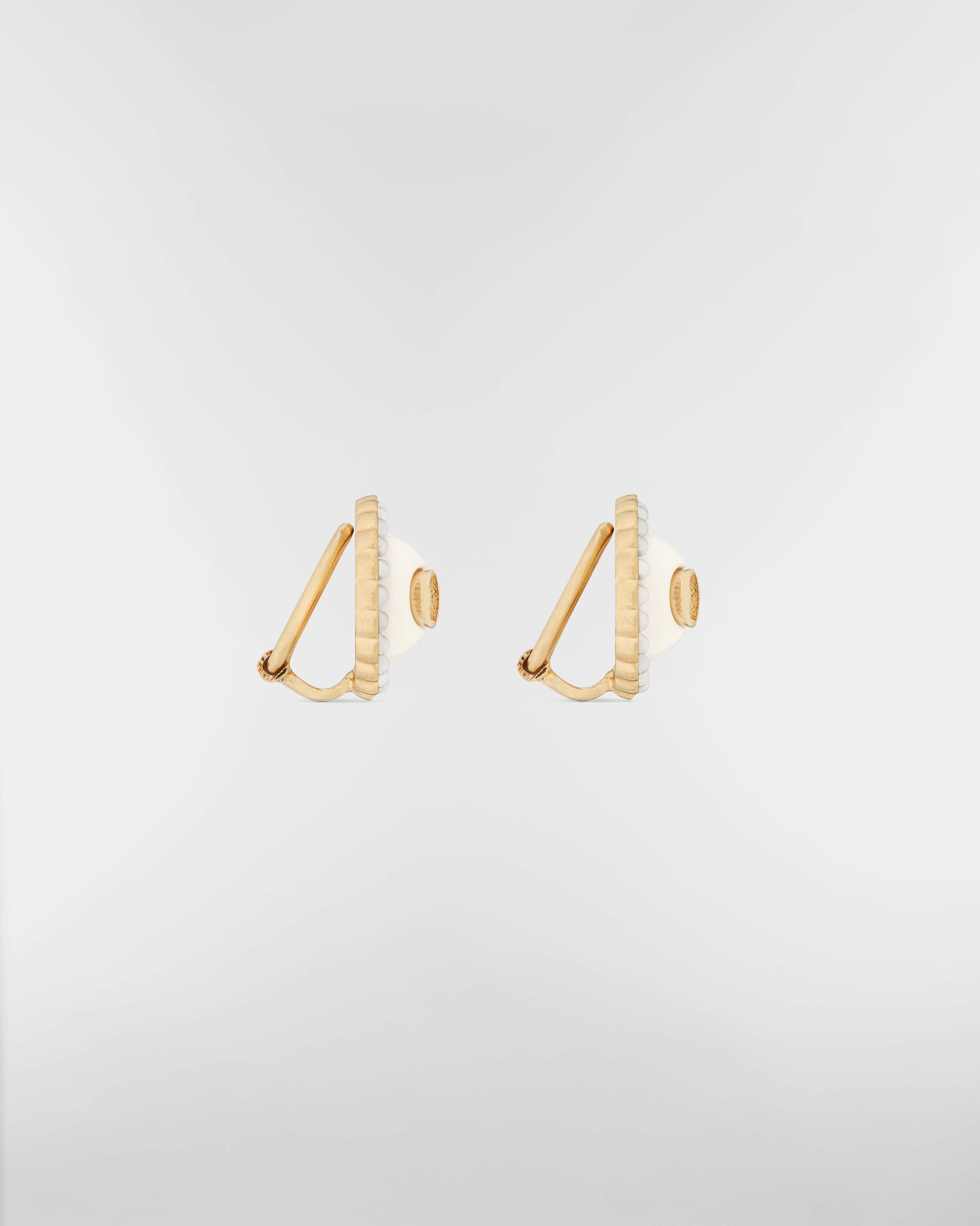 Brincos de pressão Petit CD Baroque Metal com acabamento dourado, pérolas de resina branca e vidro latte E02