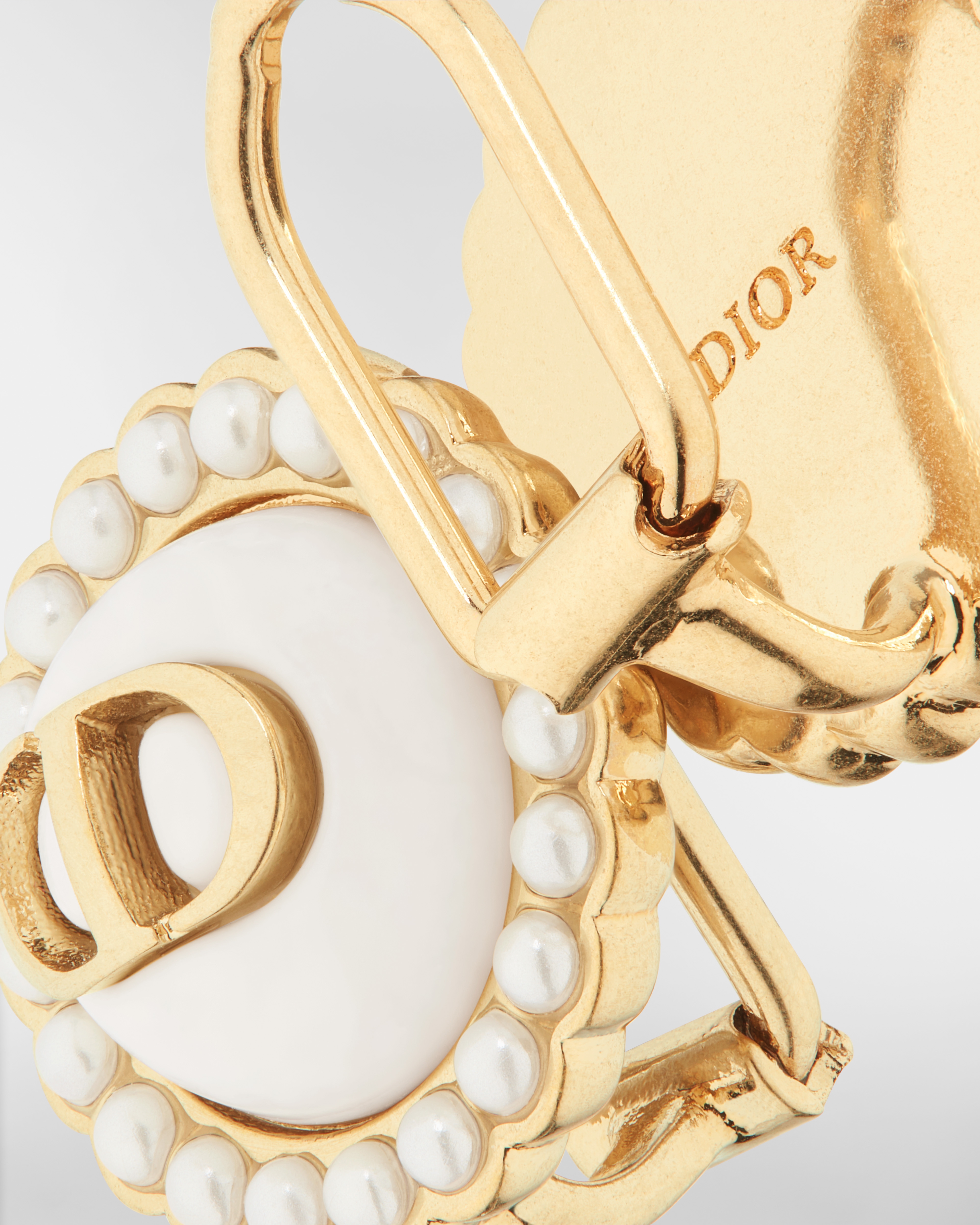 Brincos de pressão Petit CD Baroque Metal com acabamento dourado, pérolas de resina branca e vidro latte E09