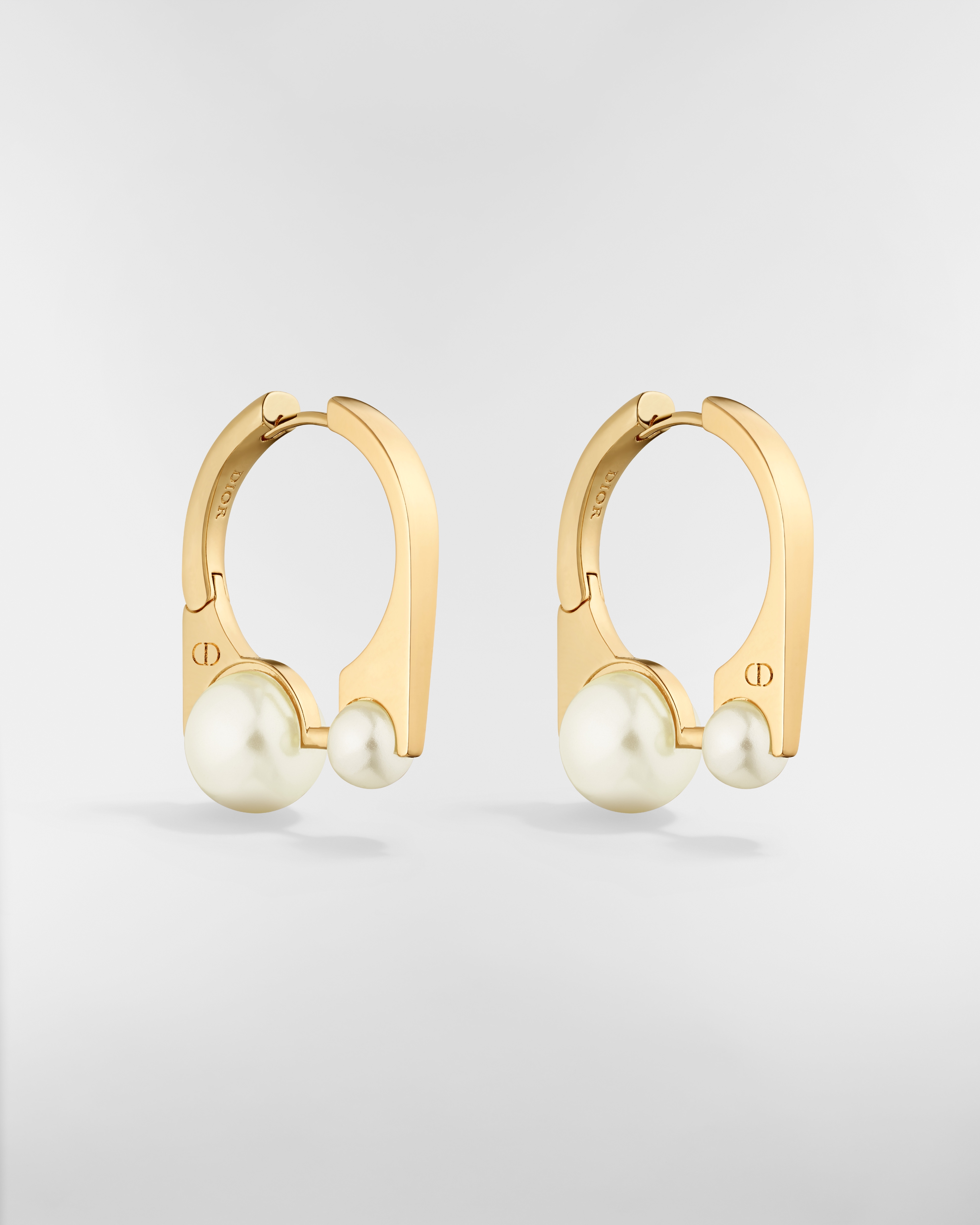 Orecchini Dior Tribales New Look medi Metallo con finitura color oro e perle in resina bianca E03