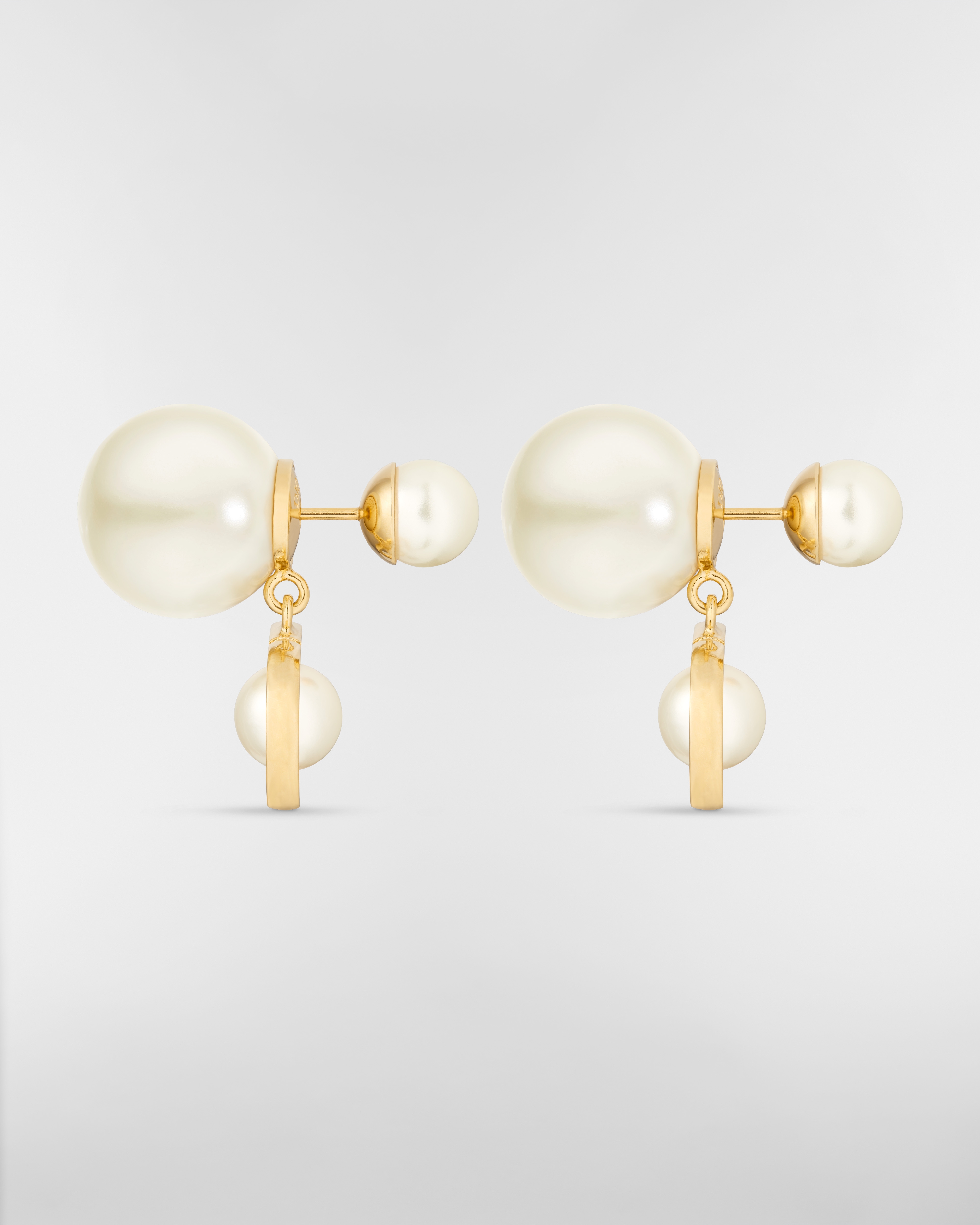 Orecchini Dior Tribales Metallo con finitura color oro e perle in resina bianca E02