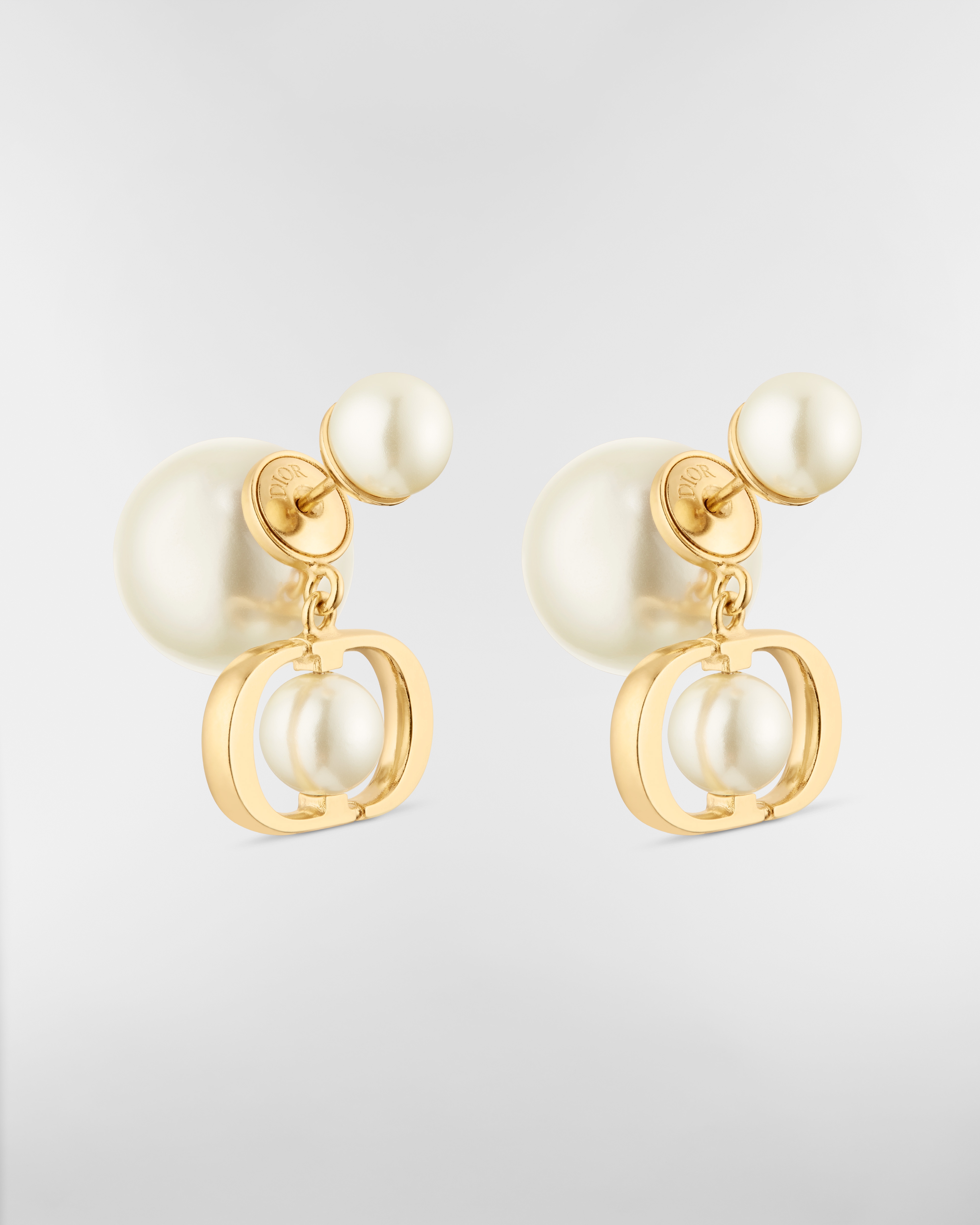 Orecchini Dior Tribales Metallo con finitura color oro e perle in resina bianca E03