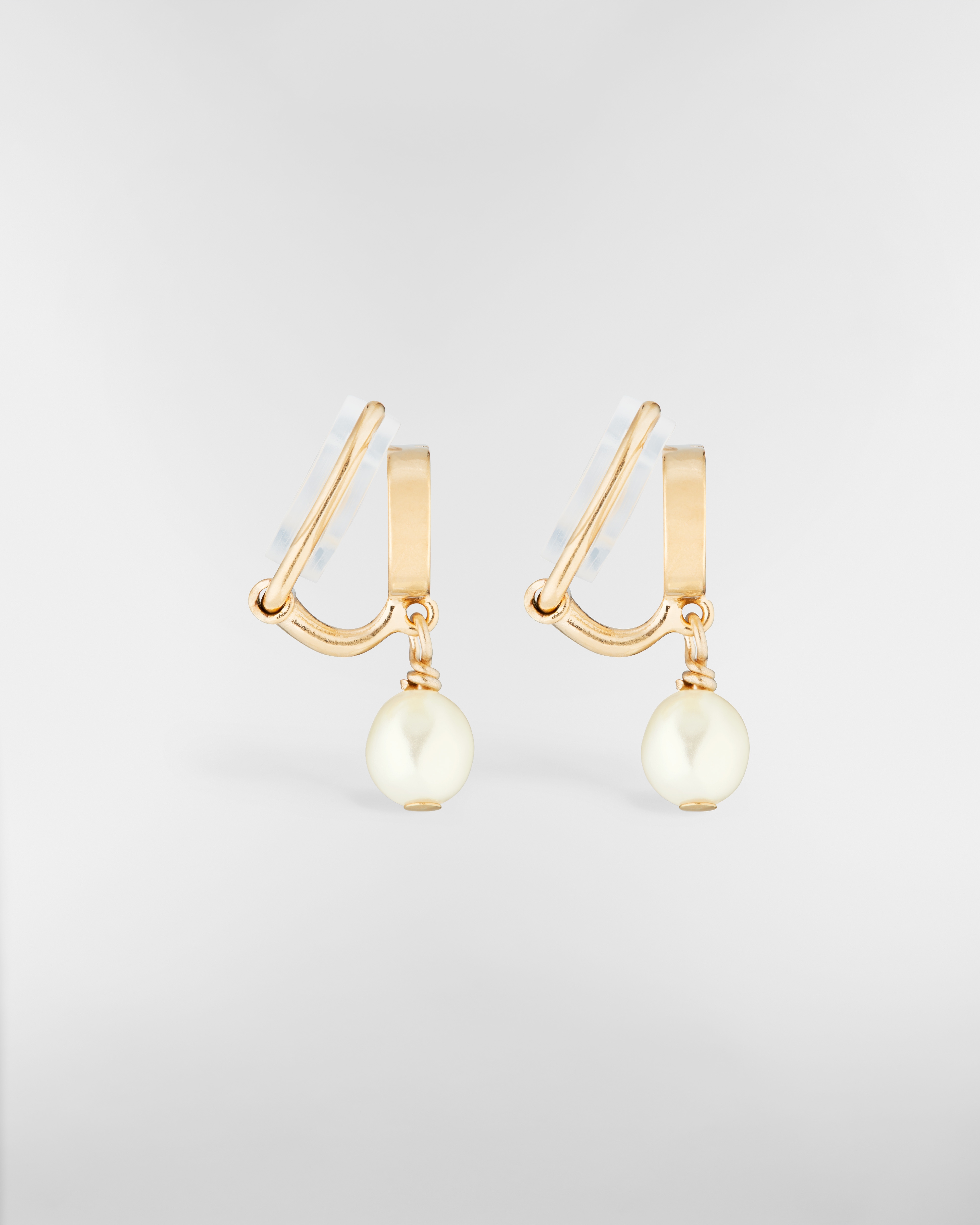 ต่างหู Petit CD แบบหนีบ โลหะเคลือบทองและไข่มุกเรซินสีขาว E02