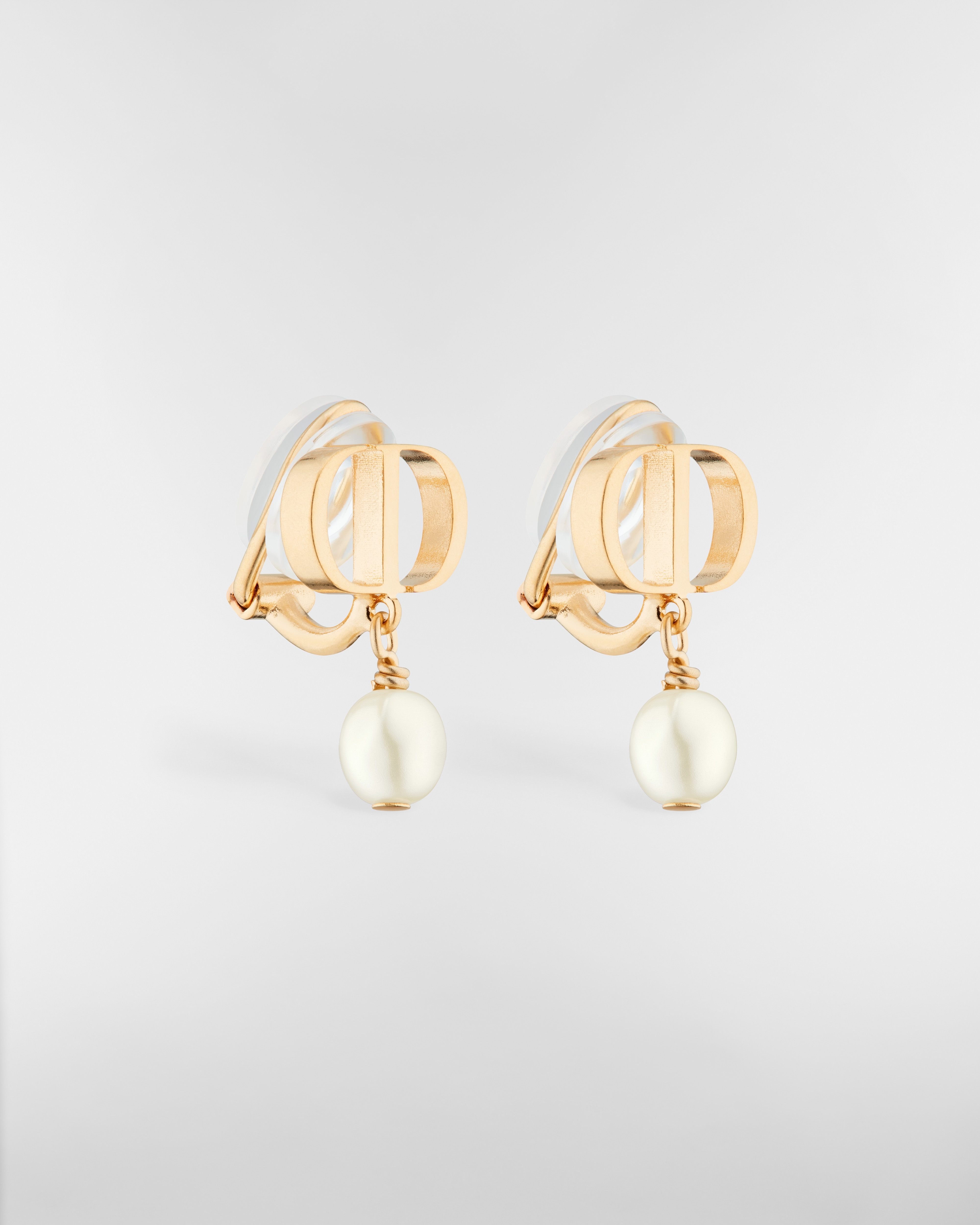 ต่างหู Petit CD แบบหนีบ โลหะเคลือบทองและไข่มุกเรซินสีขาว E03