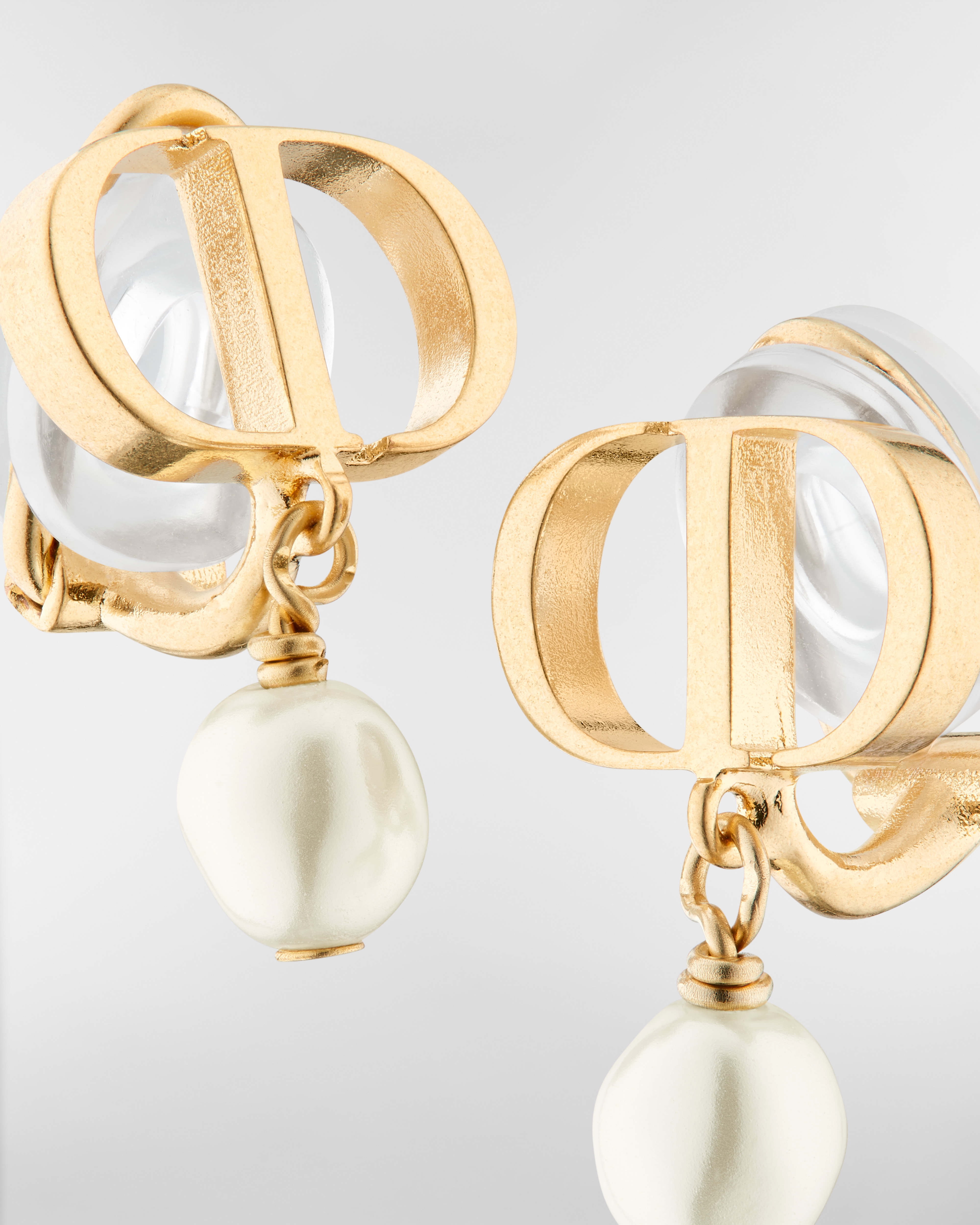 ต่างหู Petit CD แบบหนีบ โลหะเคลือบทองและไข่มุกเรซินสีขาว E09