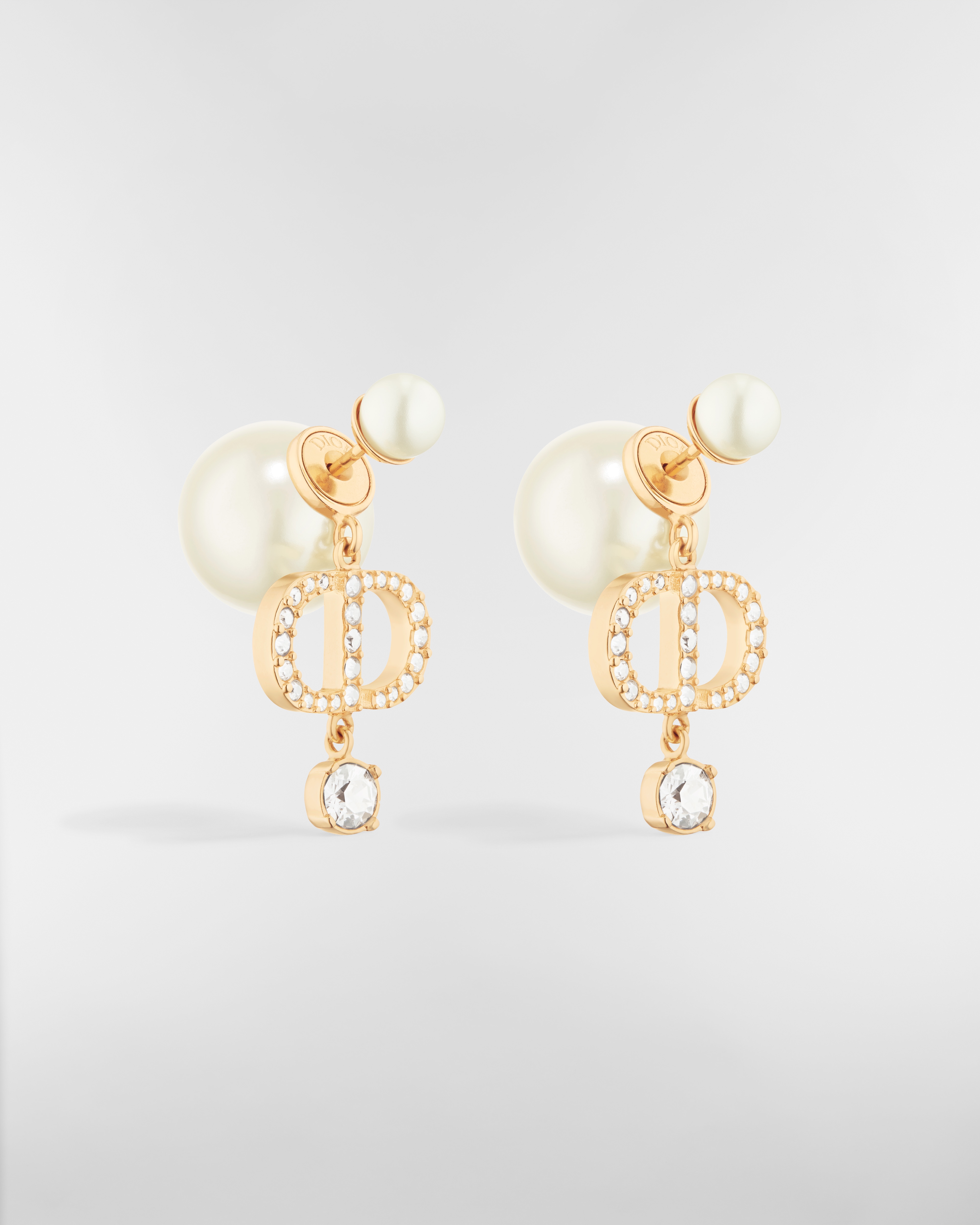 Boucles d'oreilles Dior Tribales Métal finition dorée, perles en résine blanche et cristaux blancs E03
