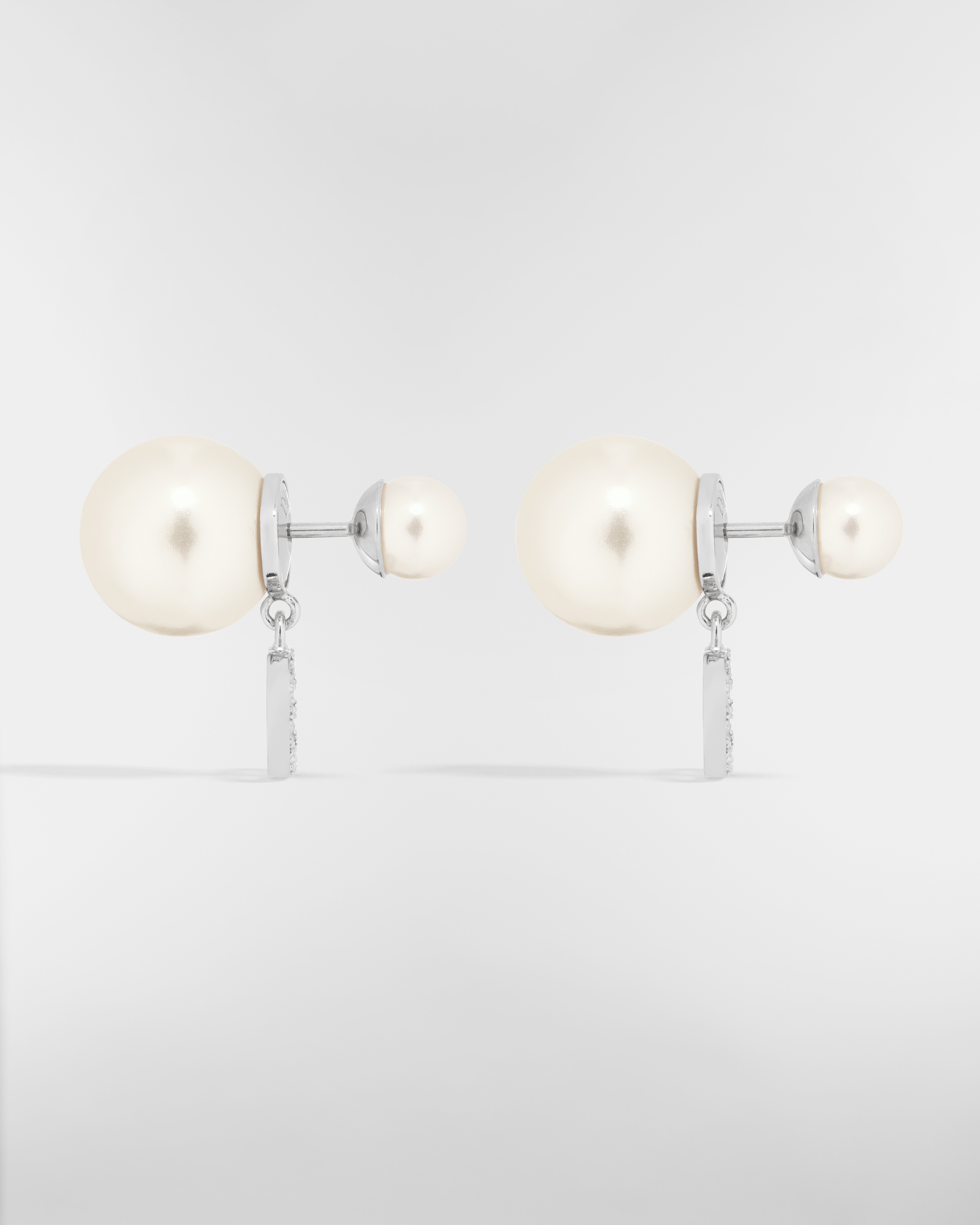 Orecchini Dior Tribales Metallo con finitura color argento, perle in resina bianca e cristalli color argento E02