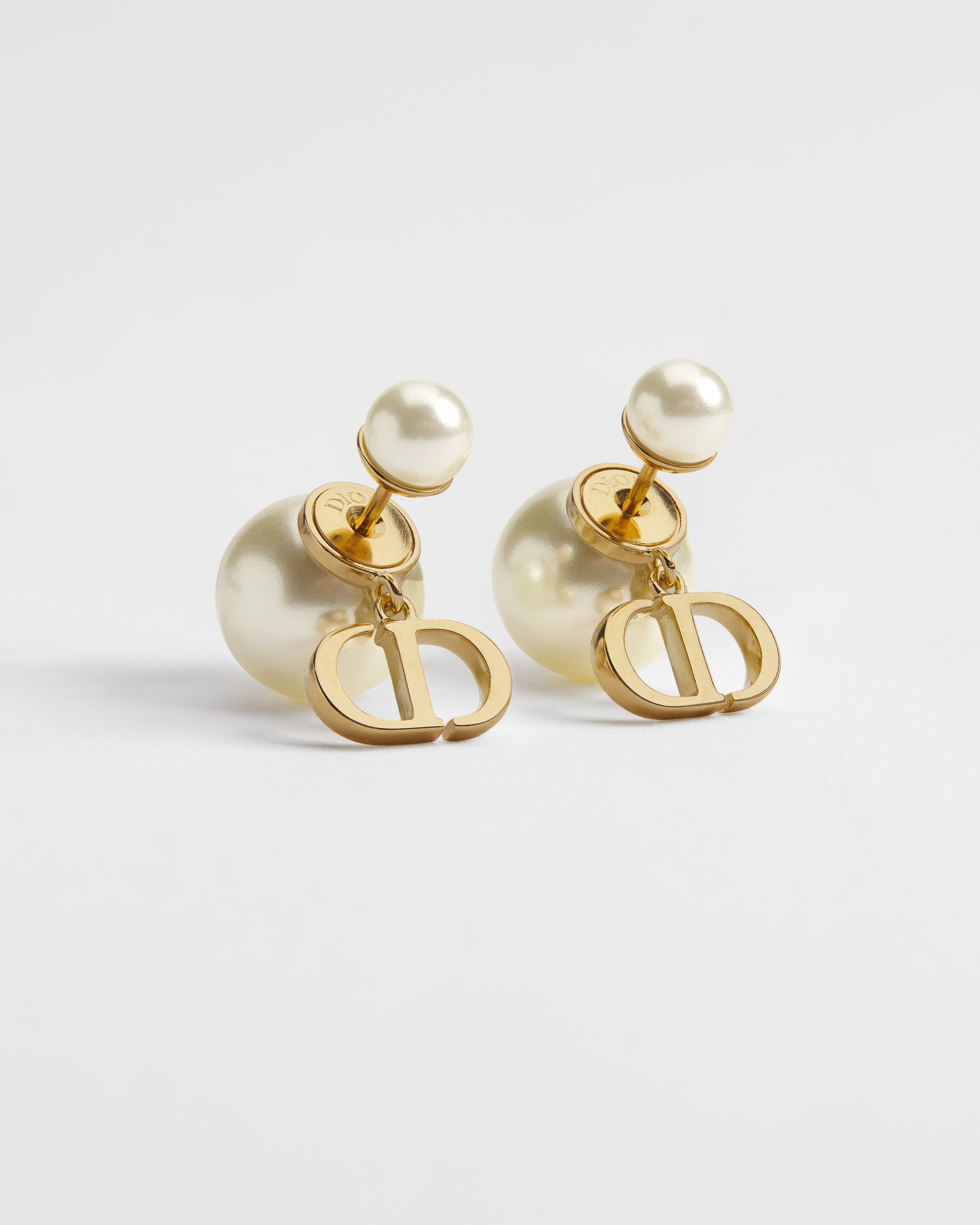 أقراط الأذن Dior Tribales معدن ذهبي ولآلئ من الراتنج الأبيض E01