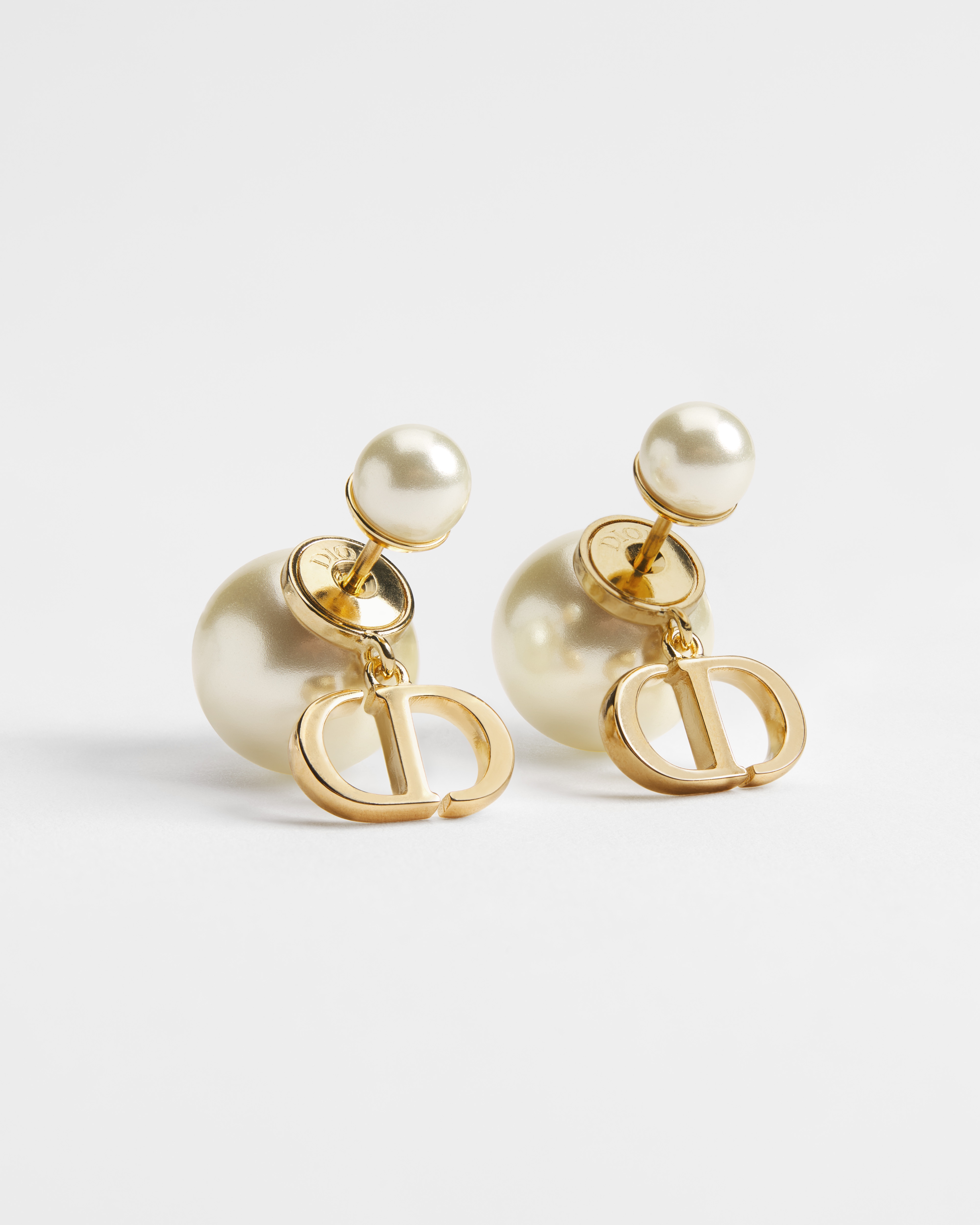 Dior Tribales-oorbellen Metaal met goudkleurige afwerking en witte harsparels E01