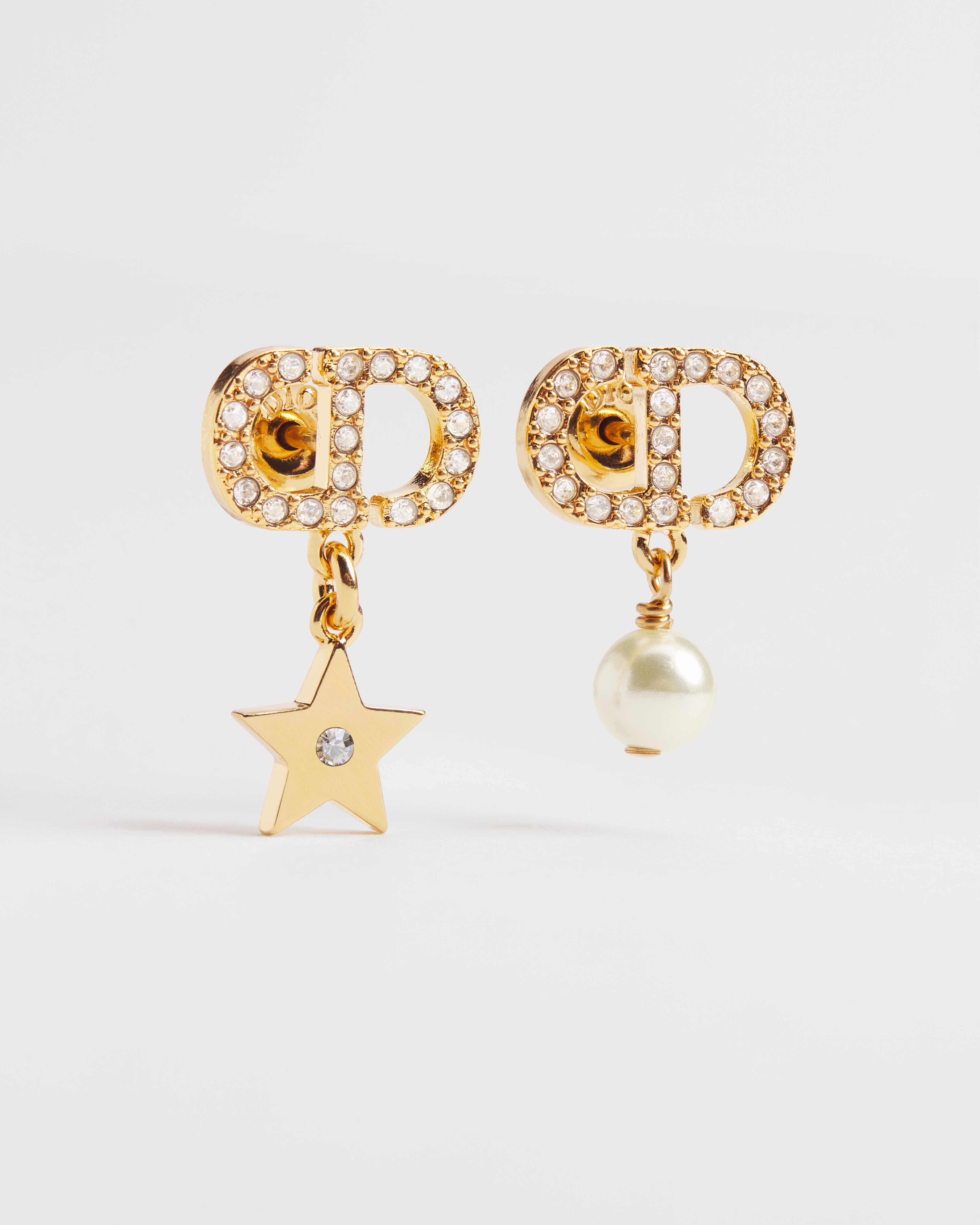 Orecchini Petit CD Lucky Charms Metallo con finitura color oro, perla in resina bianca e cristalli color argento E01