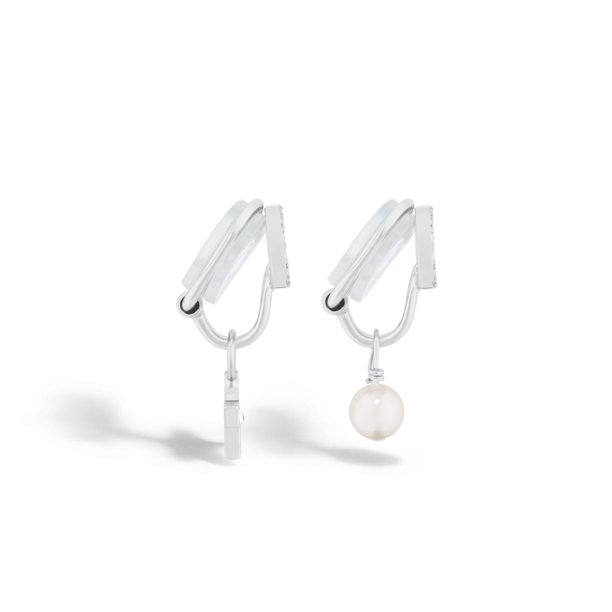 ต่างหู Petit CD Lucky Charms แบบหนีบ โลหะเคลือบเงินประดับไข่มุกเรซินสีขาวและคริสตัลโทนสีเงิน E02