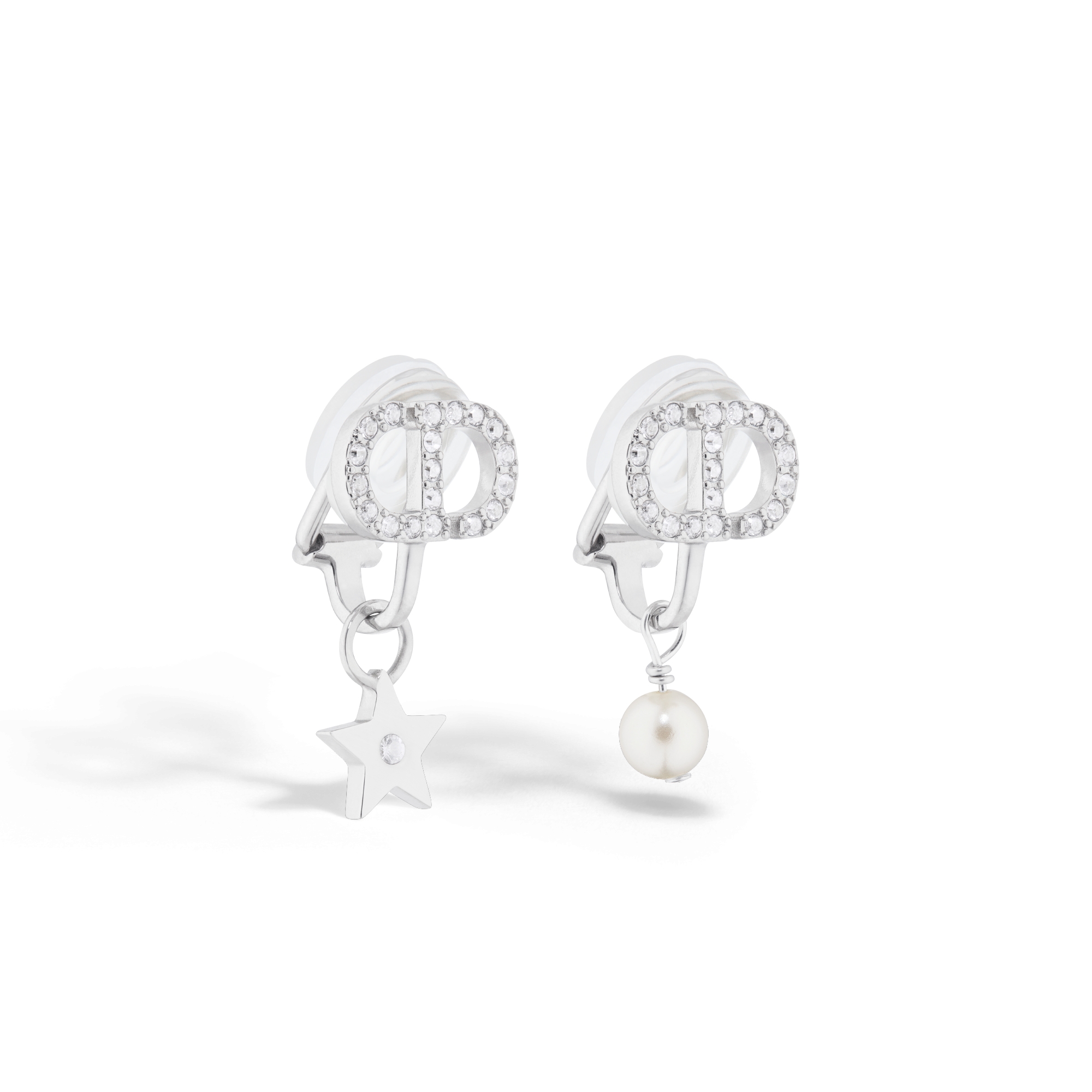 ต่างหู Petit CD Lucky Charms แบบหนีบ โลหะเคลือบเงินประดับไข่มุกเรซินสีขาวและคริสตัลโทนสีเงิน E03