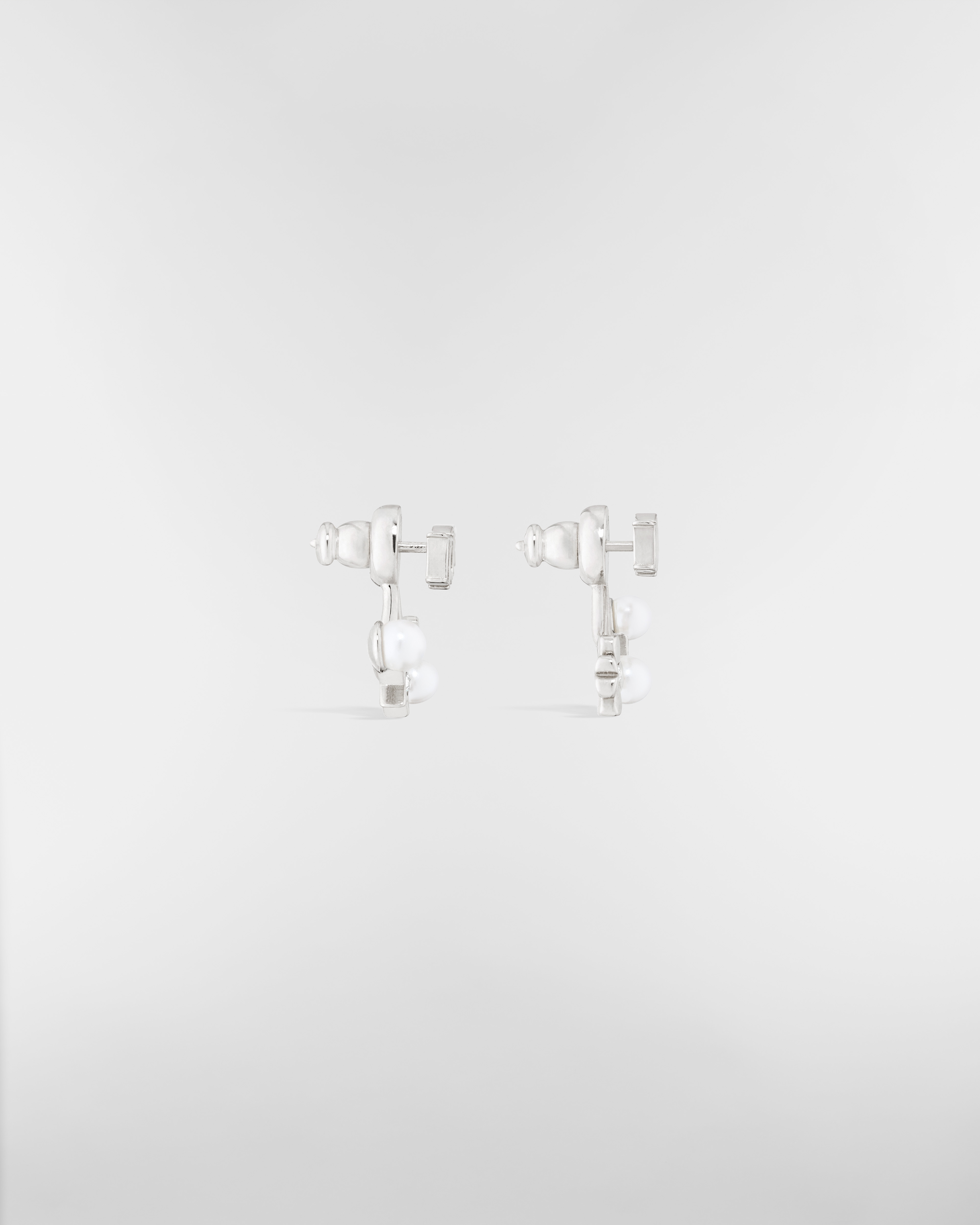 Brincos Dio(r)evolution Metal com acabamento prateado, pérolas de resina branca e cristais brilhantes E02