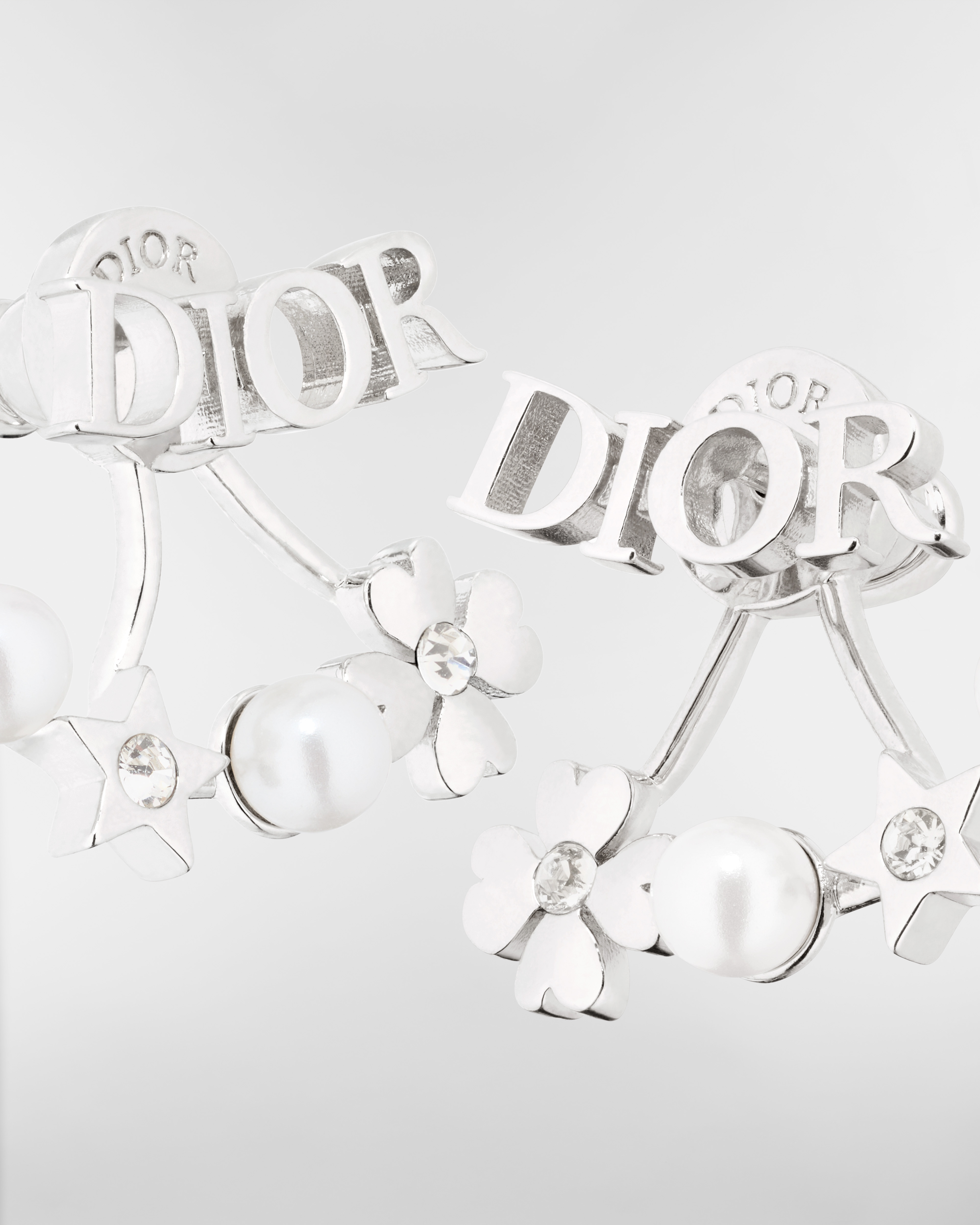 Brincos Dio(r)evolution Metal com acabamento prateado, pérolas de resina branca e cristais brilhantes E09