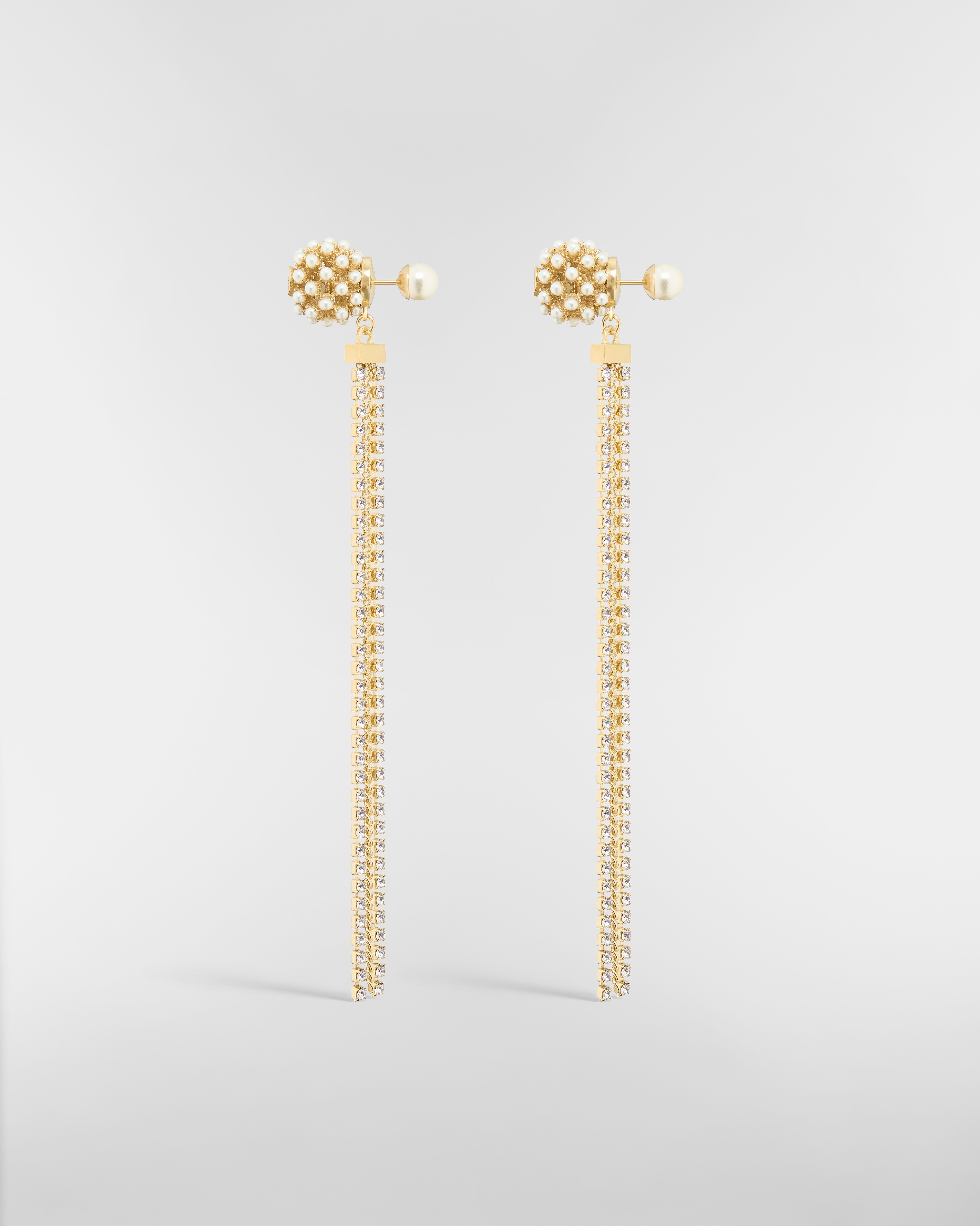Boucles d'oreilles Dior Tribales Métal finition dorée, perles en résine blanche et cristaux étincelants E02