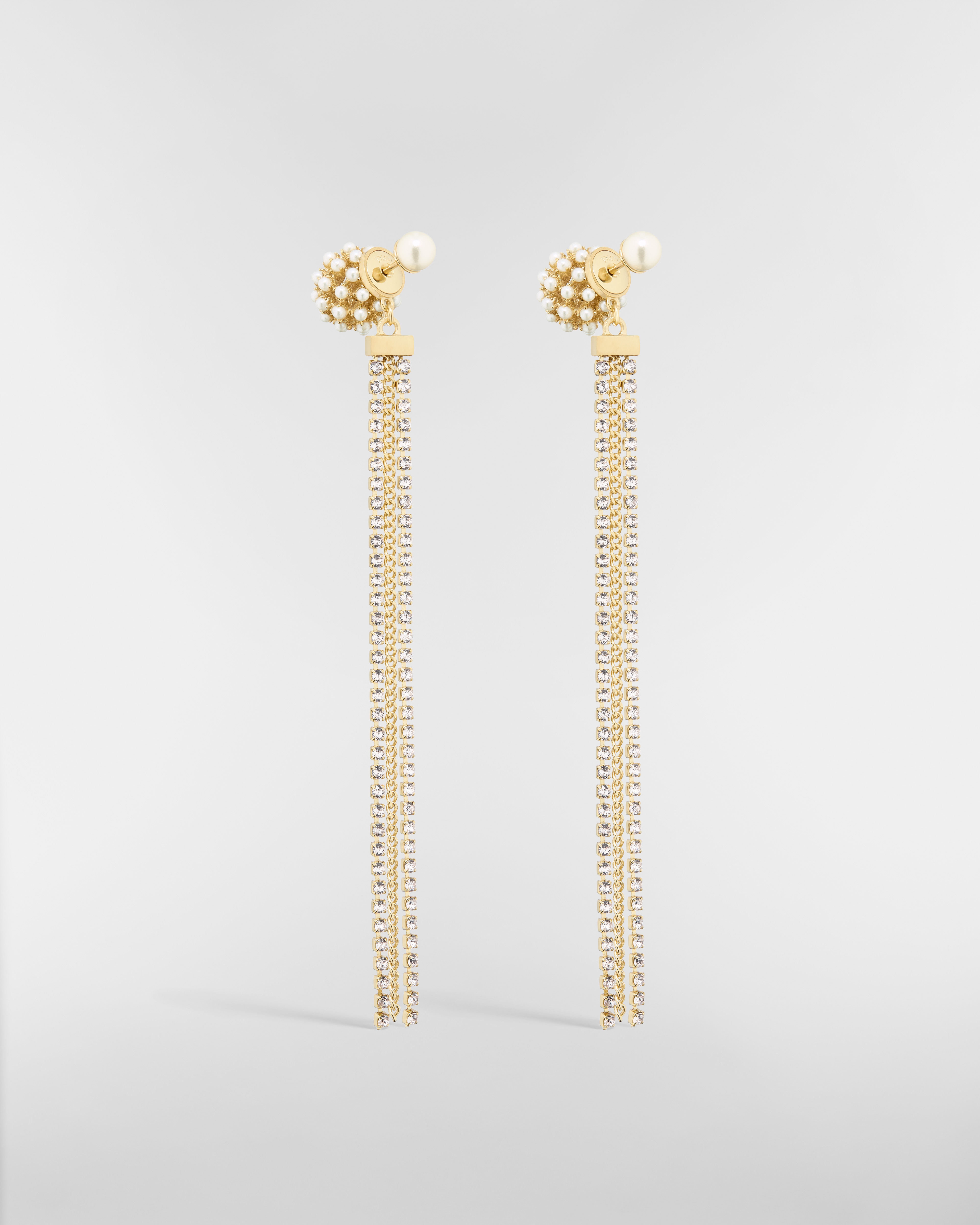 Brincos Dior Tribales Metal com acabamento dourado, pérolas de resina branca e cristais brilhantes E03