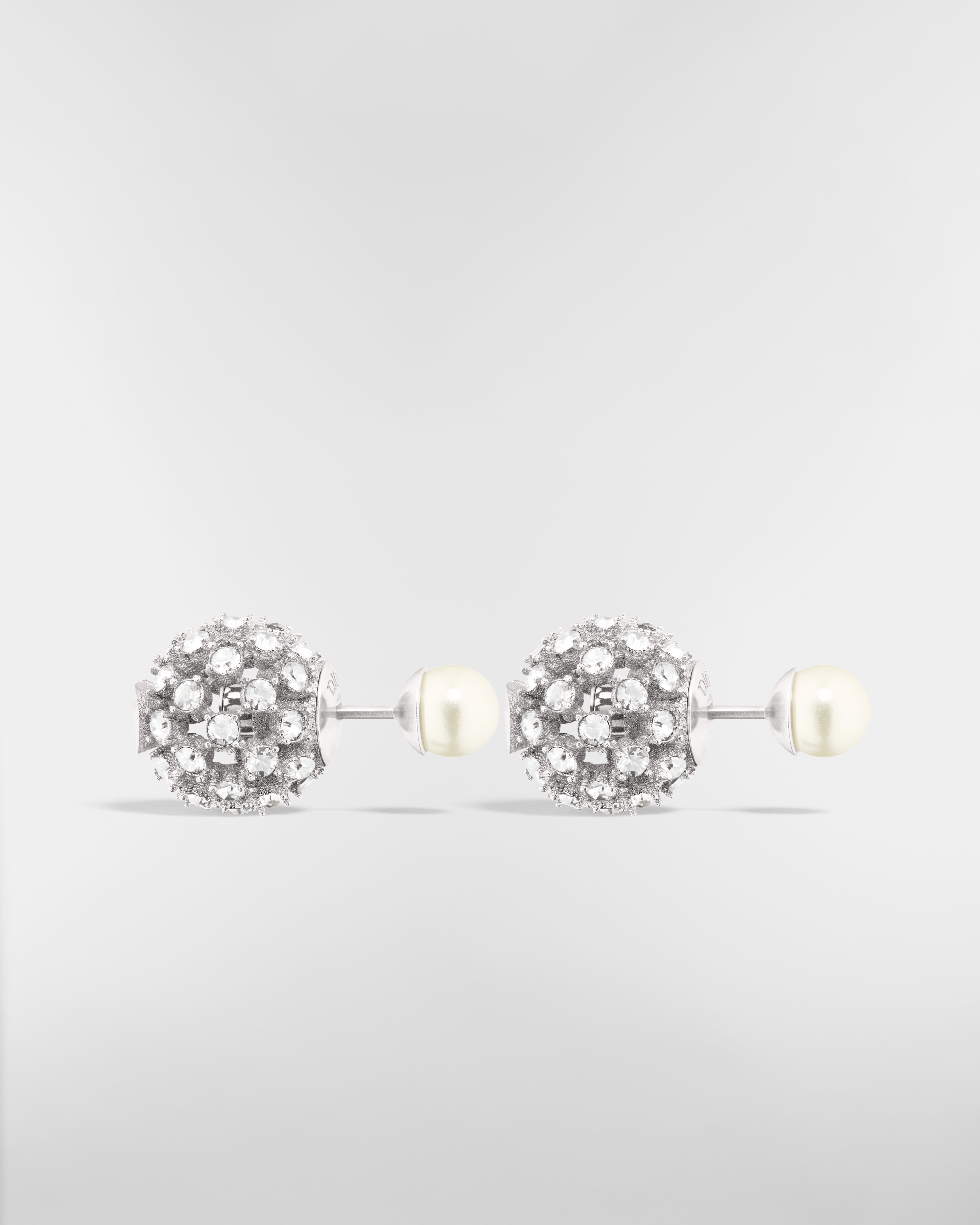 Dior Tribales-oorbellen Metaal met zilverkleurige afwerking met witte harsparels en zilverkleurige kristallen E02