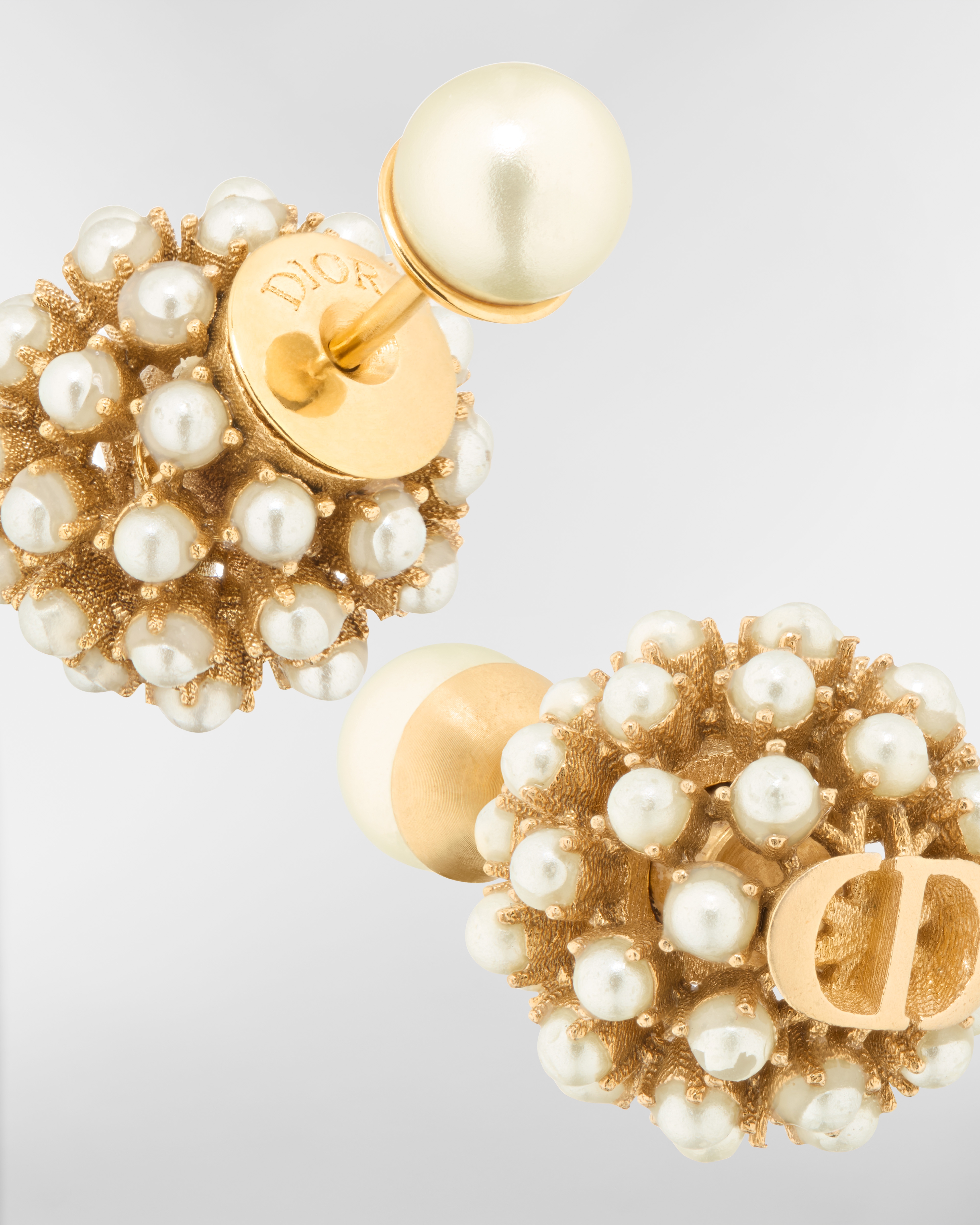 Orecchini Dior Tribales Metallo con finitura color oro e perle in resina bianca E09