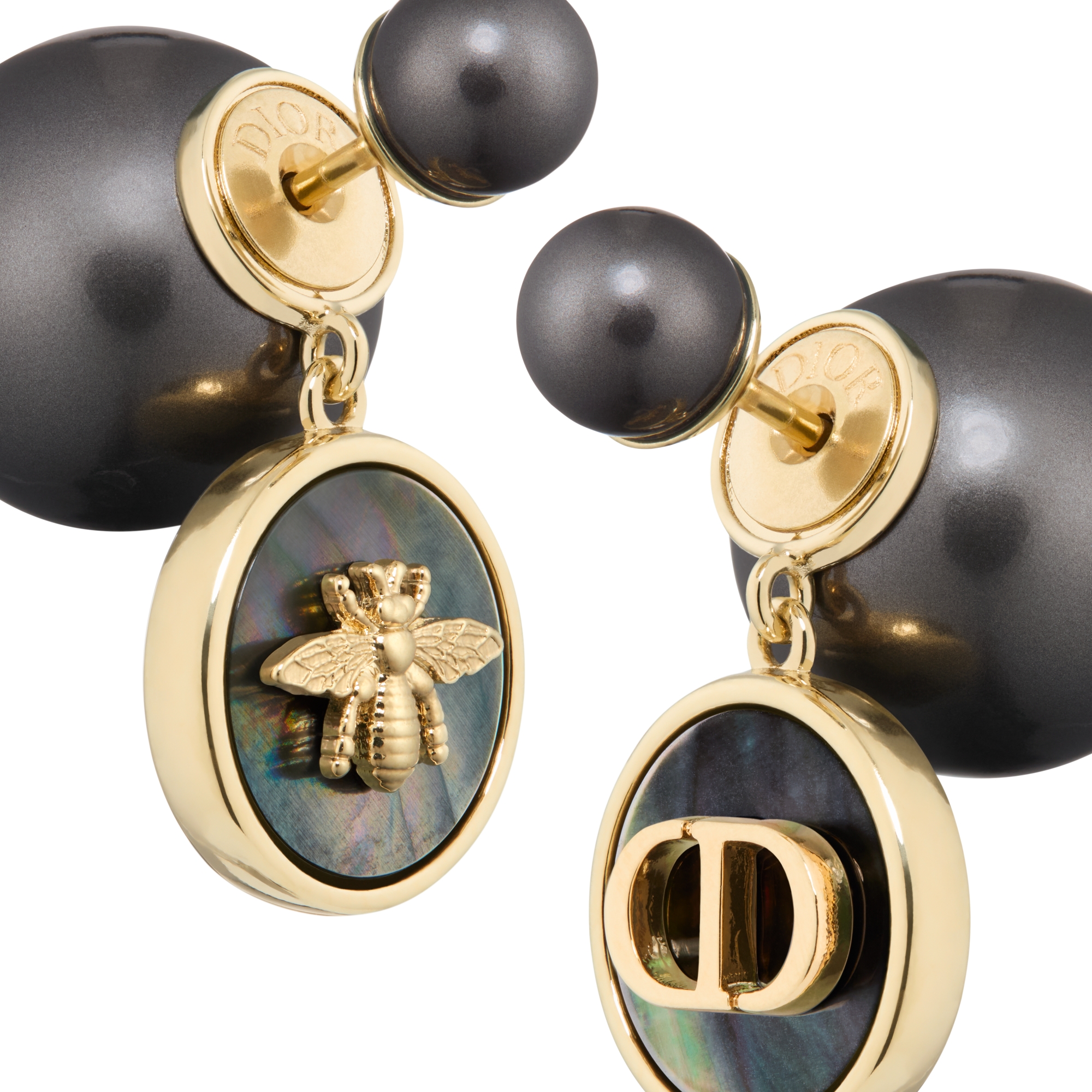 أقراط الأذن Dior Tribales معدن ذهبي ولآلئ من الراتنج باللون الرمادي العميق وعرق اللؤلؤ الأسود E09