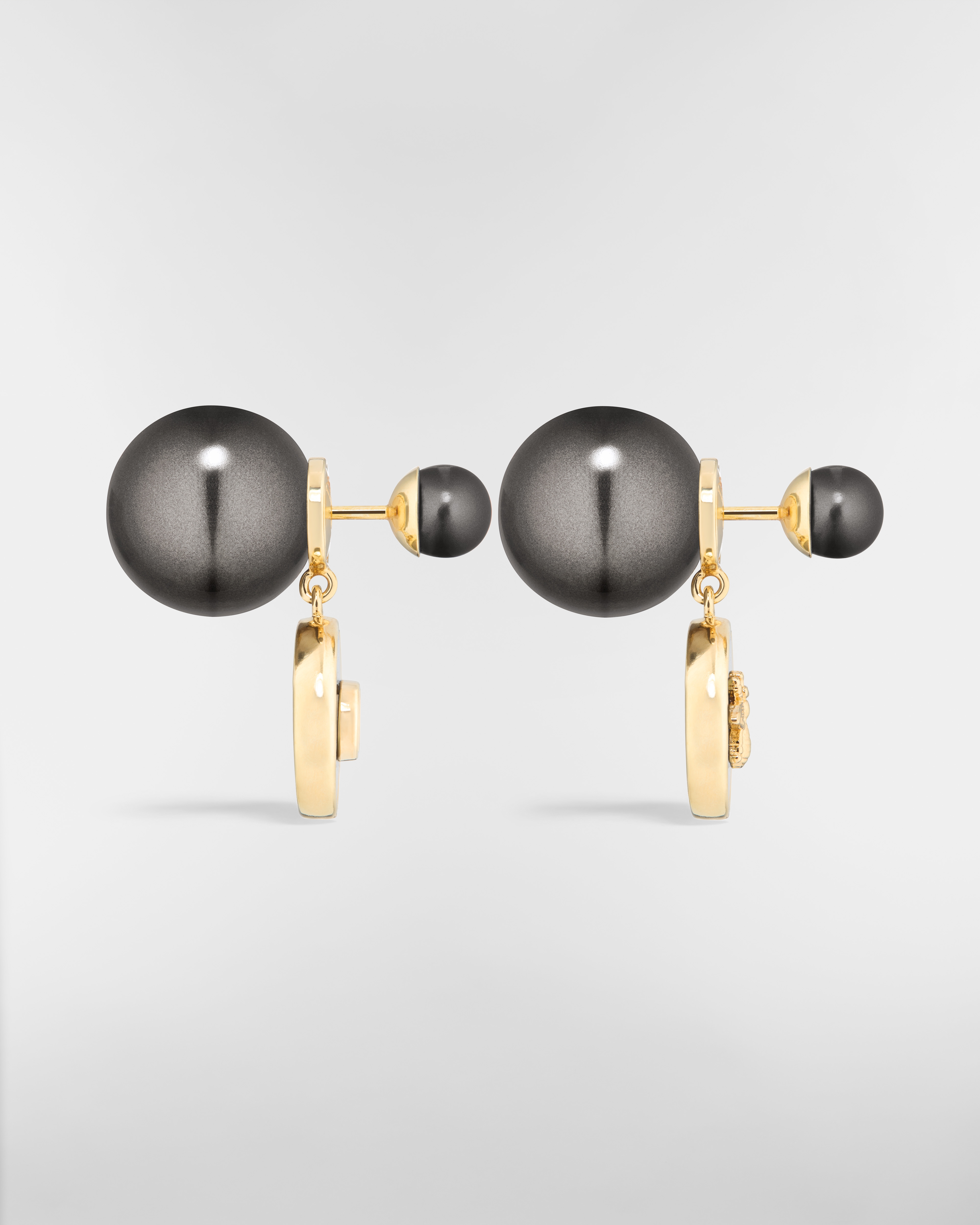 Boucles d'oreilles Dior Tribales Métal finition dorée, perles en résine gris foncé et nacre Tahiti E02