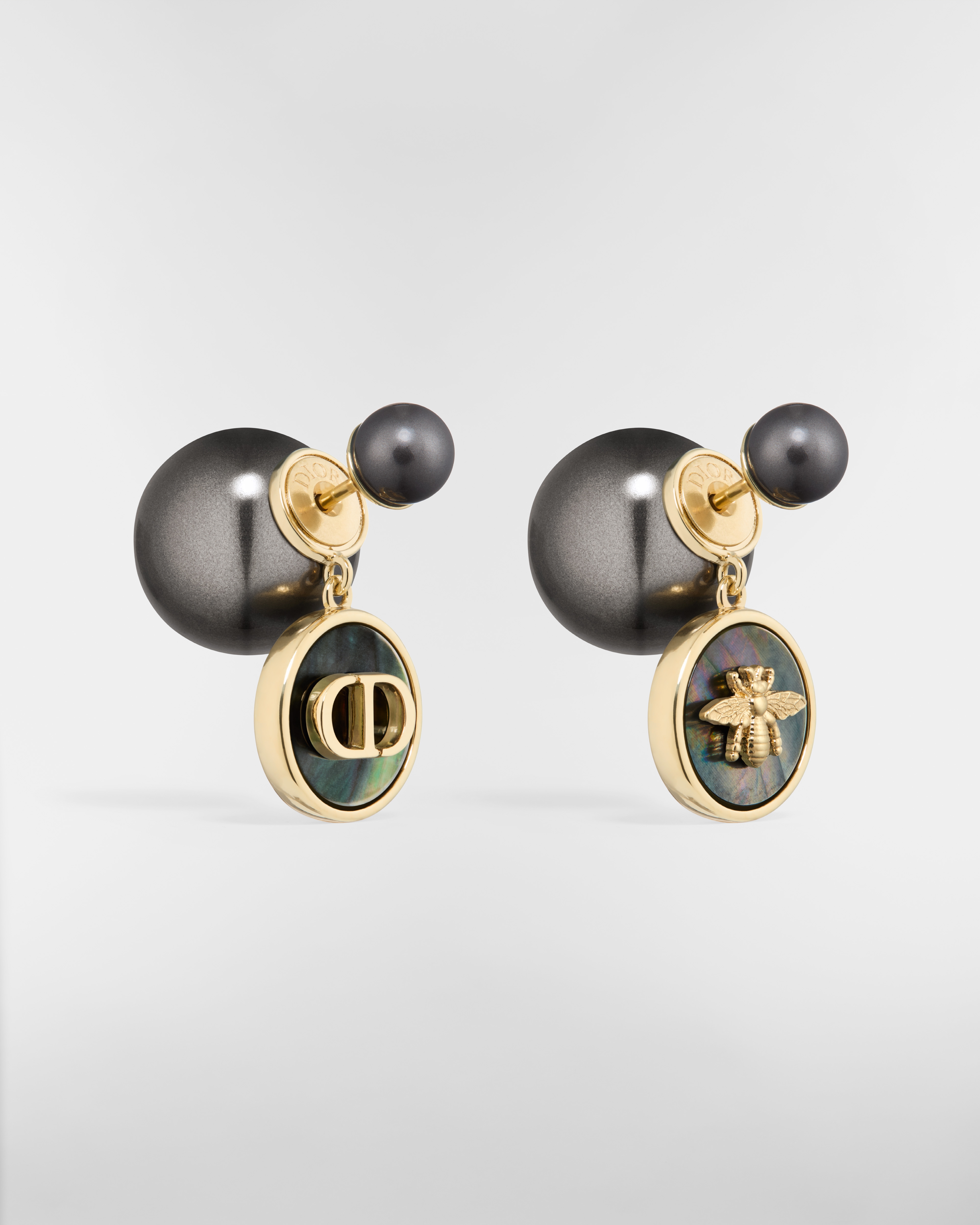 أقراط الأذن Dior Tribales معدن ذهبي ولآلئ من الراتنج باللون الرمادي العميق وعرق اللؤلؤ الأسود E03